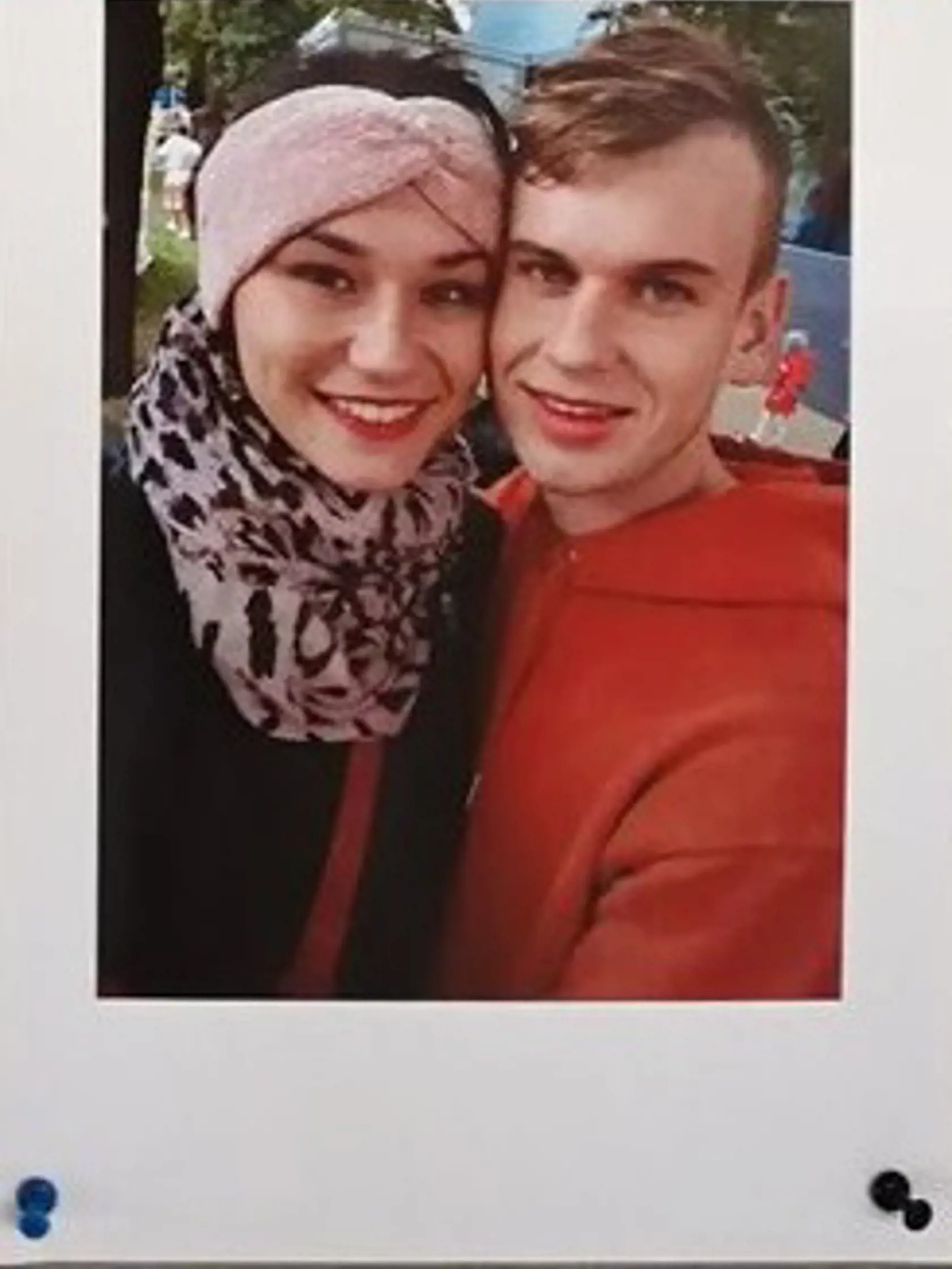 S veľkým zármutkom musím oznámiť, že následkom zranení podľahla aj Broňa Božoňová.
Broňa s Marekom začínali iba svoj vzťah, a osud im to takto zákerne prerušil.
Rodičom oboch našich študentov môžem už iba vyjadriť obrovskú spoluúčasť a vyjadriť úprimnú sústrasť.