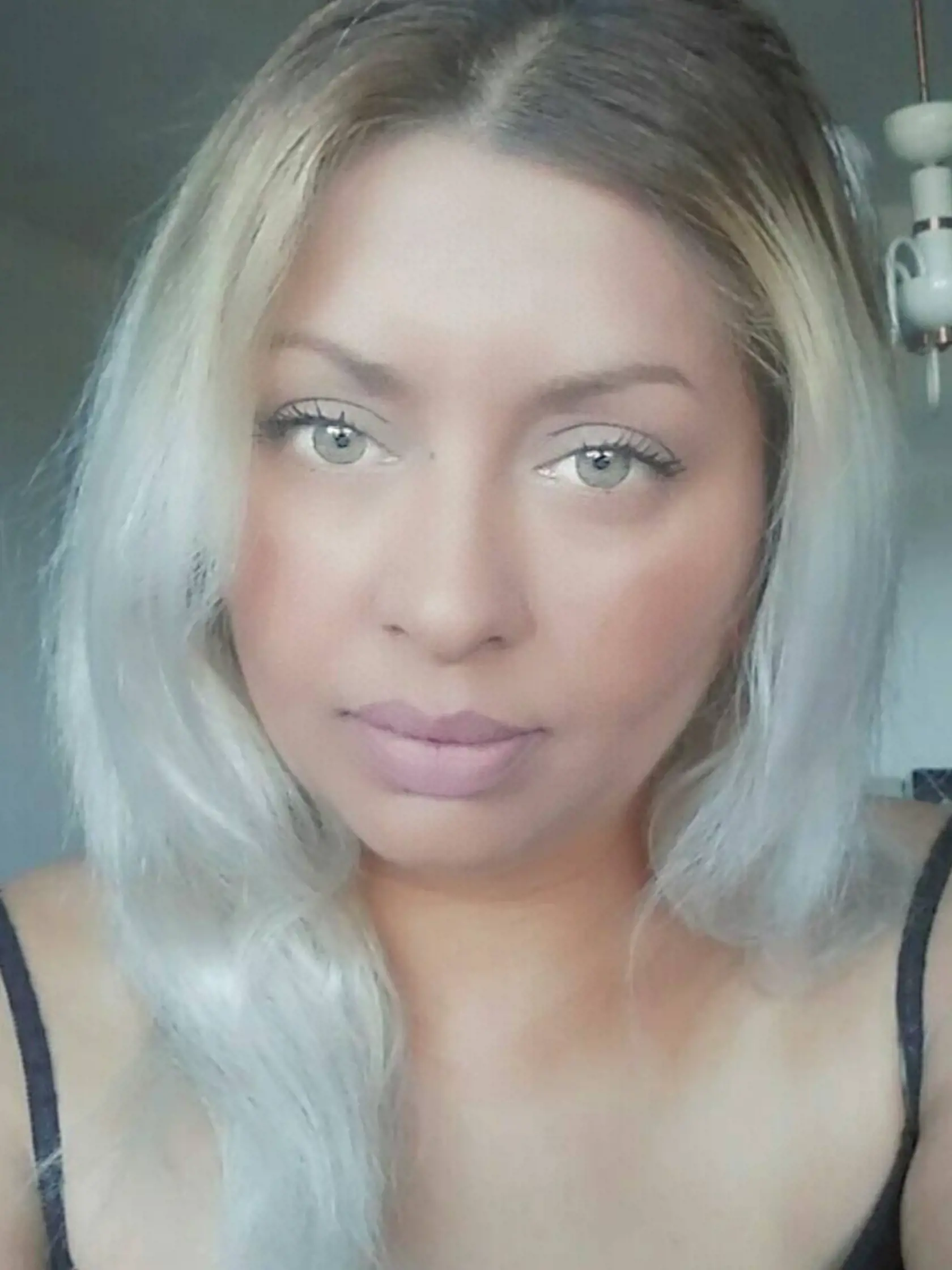 Vdova Stela Horváthová (39) a jej muž Peter (†37) nikdy nežili zo sociálnych dávok,  zarábali si na svoje živobytie od svojich 17. rokov. Ona pracovala ako pedagogická asistentka v škôlke, teraz robí vo firme v pásovej výrobe. 