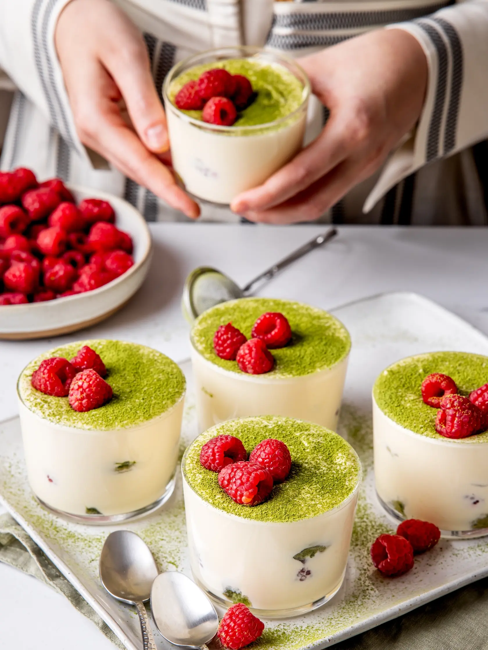 Matcha tiramisu s malinami