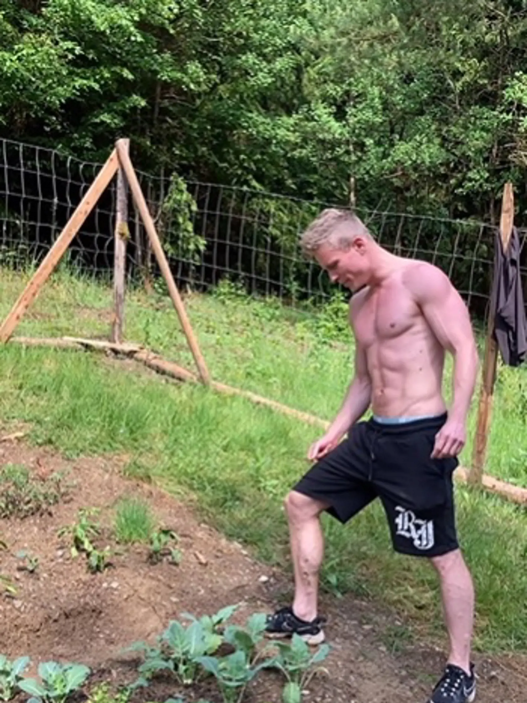 Spevák Miro Šmajda sa pochválil záhradkou, ženy ocenili viac jeho postavu.