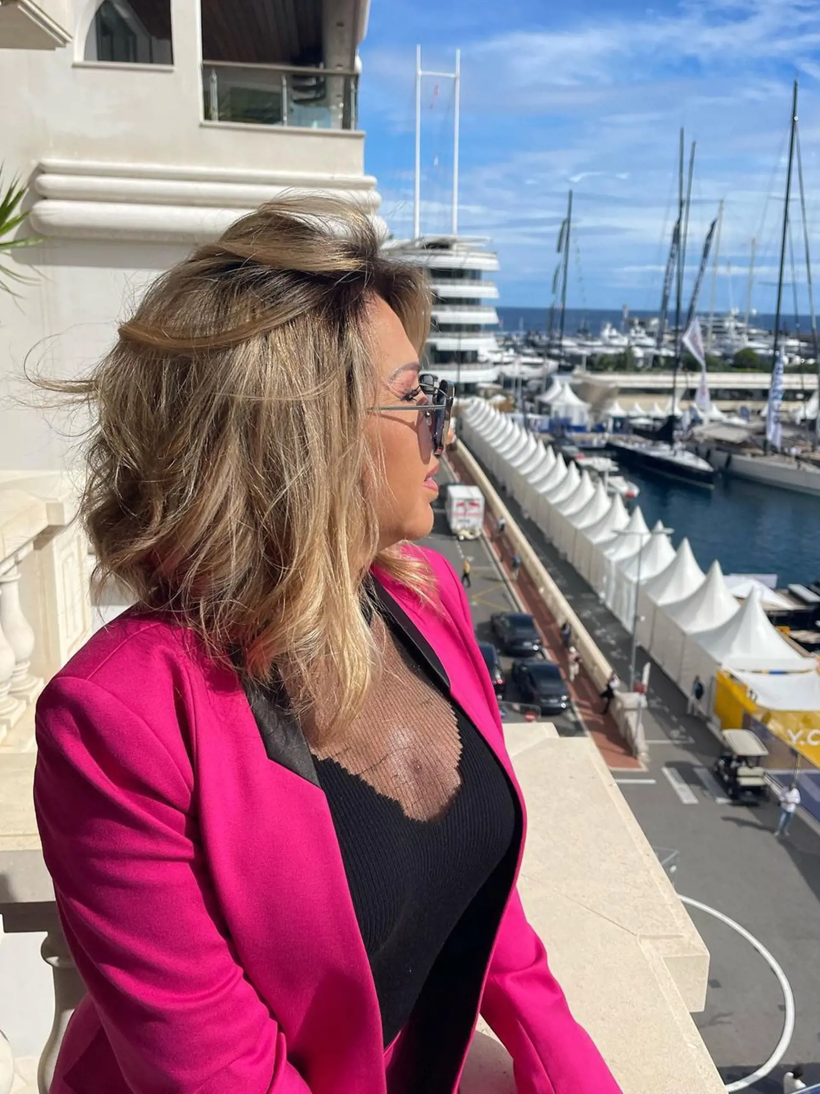 Carmen Geiss (57) doteraz pútala pozornosť svojou dlhou blond hrivou, no teraz sa manželka milionára rozhodla počas návštevy kaderníka zmeniť svoj štýl. Fanúšikov na sociálnej sieti instagram prekvapila radikálnou premenou, keď si nechala ostrihať svoje dlhé vlasy.