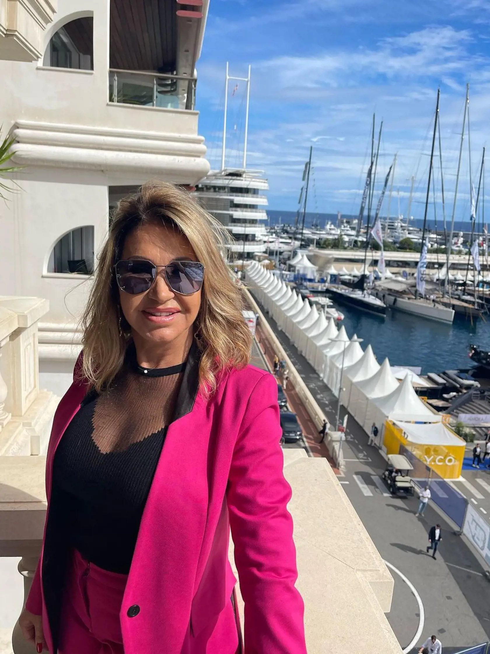Carmen Geiss (57) doteraz pútala pozornosť svojou dlhou blond hrivou, no teraz sa manželka milionára rozhodla počas návštevy kaderníka zmeniť svoj štýl. Fanúšikov na sociálnej sieti instagram prekvapila radikálnou premenou, keď si nechala ostrihať svoje dlhé vlasy.