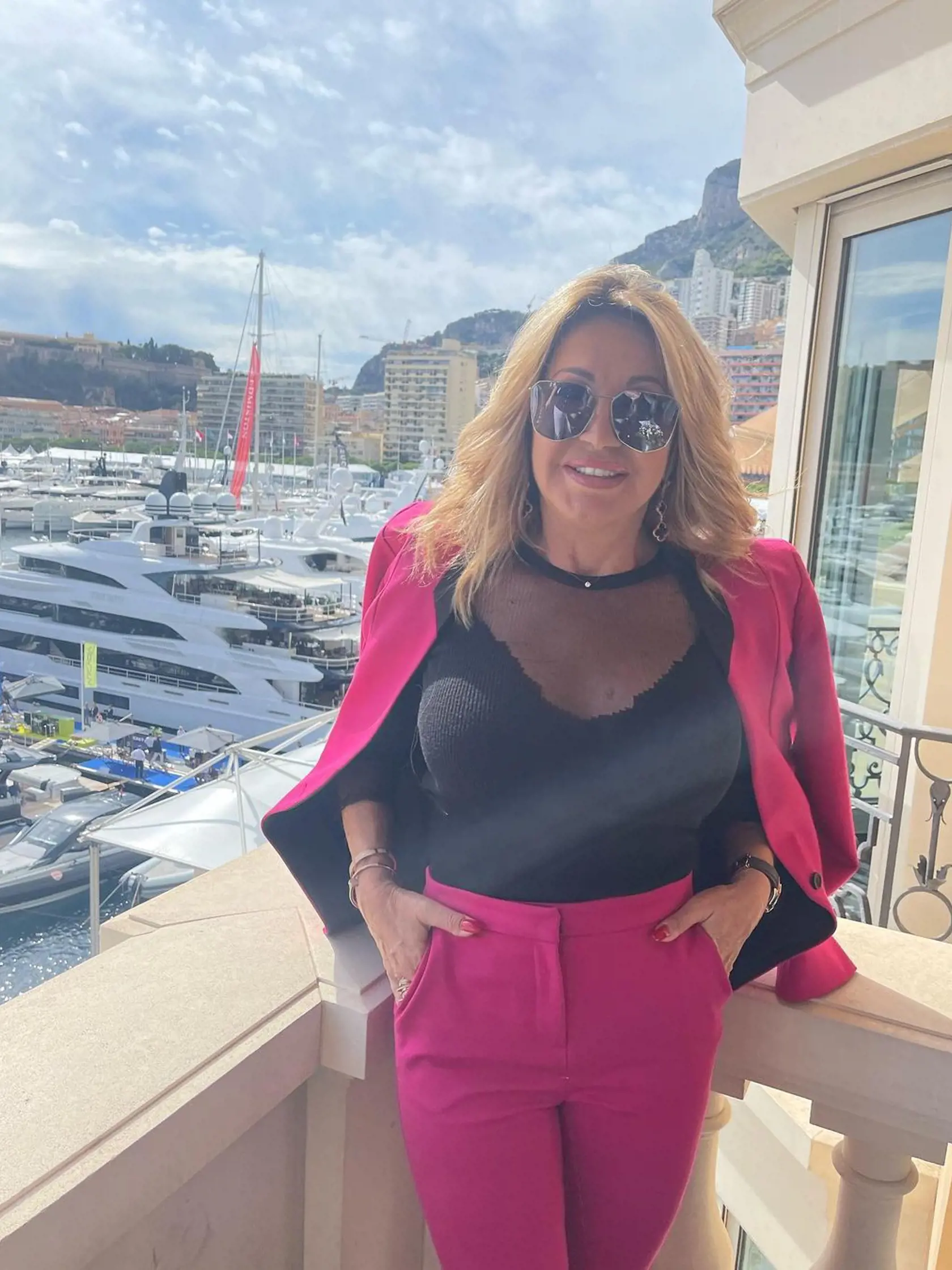 Carmen Geiss (57) doteraz pútala pozornosť svojou dlhou blond hrivou, no teraz sa manželka milionára rozhodla počas návštevy kaderníka zmeniť svoj štýl. Fanúšikov na sociálnej sieti instagram prekvapila radikálnou premenou, keď si nechala ostrihať svoje dlhé vlasy.