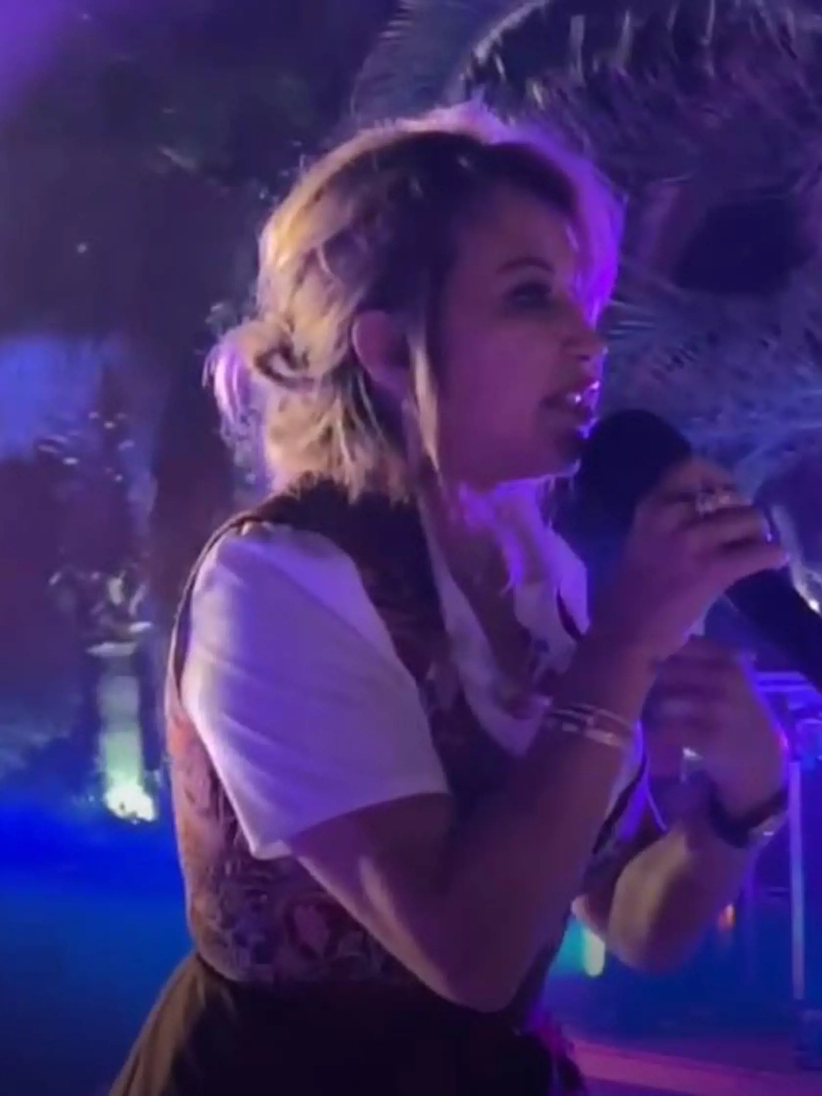 Aby potešila svojich fanúšikov, odhodlala sa dokonca vystúpiť na pódium a počas párty veselému davu aj zaspievala. Tomu, že je Carmen aj speváčkou by sa však po jej výkone dalo sotva veriť. Milionárka na pódiu akosi nevládala s dychom a jej spev znel akosi falošne ako na zlej karaoke párty.