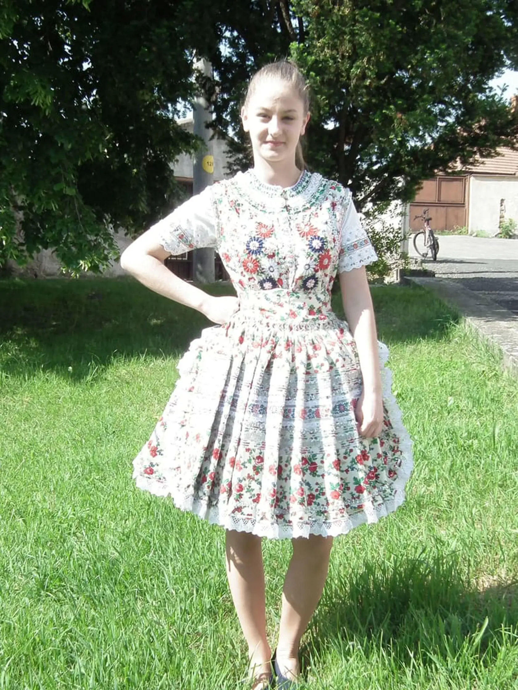 „Hoci je sukienka tvrdená papierom, takže sa v nej dosť ťažko sedí, kroj sa mi veľmi páči,“ prezradila Miška.