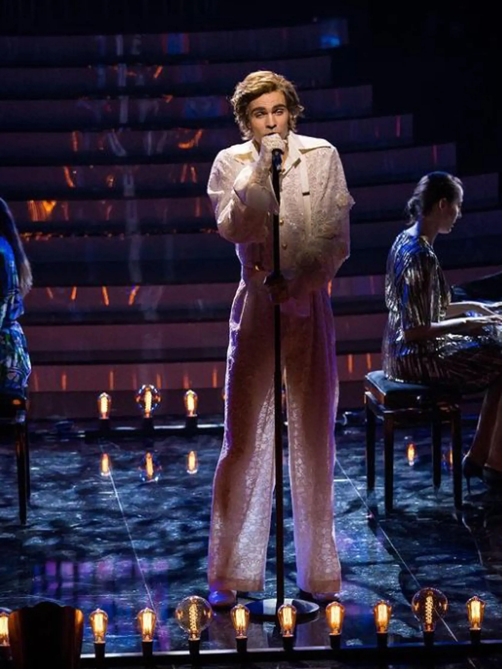 Adam Pavlovčin ako Harry Styles. Premena na jednotku, výkon tiež, len škoda, že sa nesnaží napodobniť aj hlas.