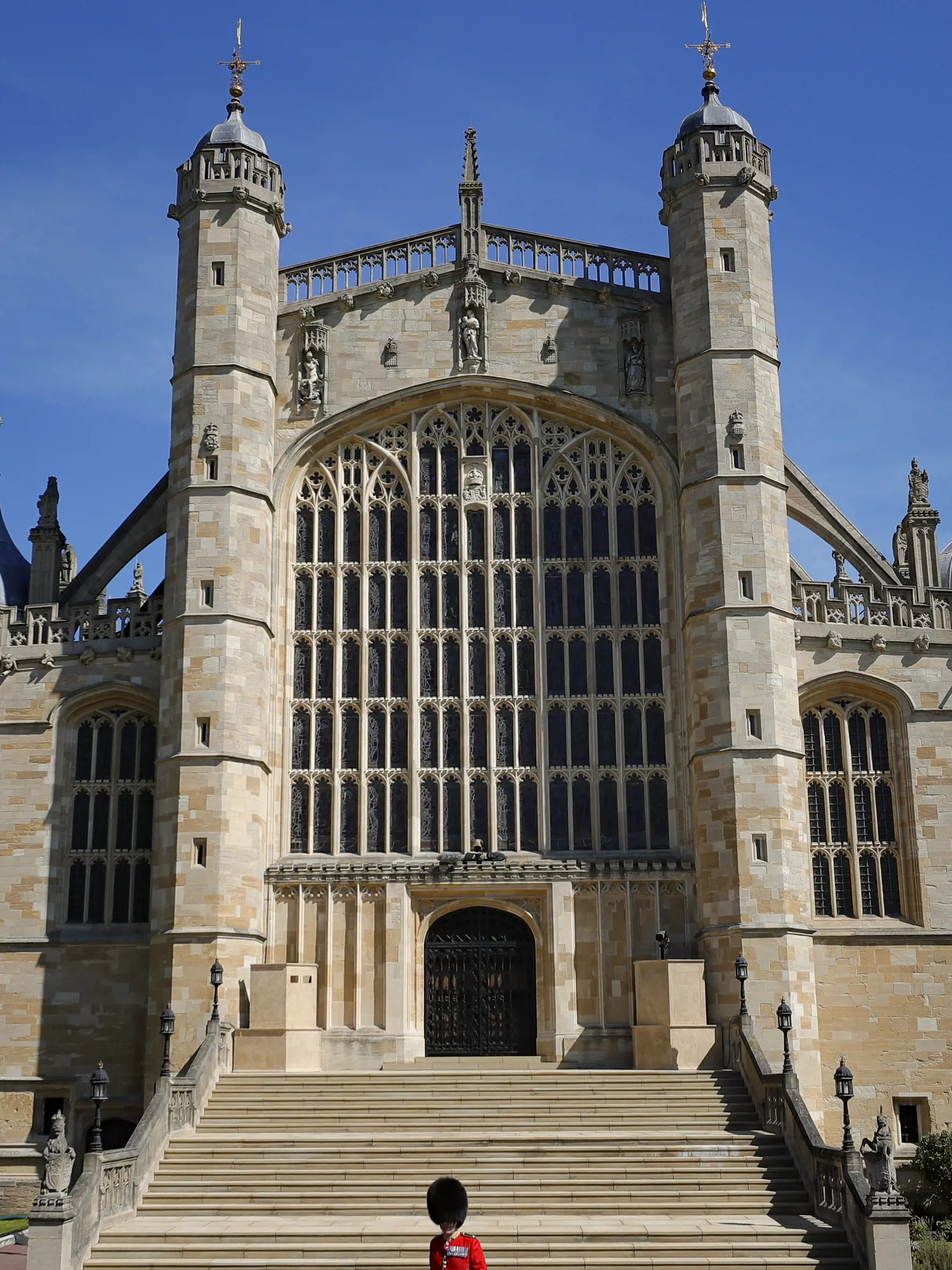 JB 50 Windsor - Člen kráľovskej stráže stojí pred Kaplnkou svätého Juraja v areáli Windsorského zámku vo Windsore 17. apríla 2021 pred pohrebom britského princa Philipa, manžela britskej kráľovnej Alžbety II., ktorý zomrel minulý piatok vo veku 99 rokov. Pohreb sa uskutoční v sobotu popoludní v areáli Windsorského zámku, informovala v pondelok stanica BBC. Pohrebné obrady sa budú konať v tamojšej kaplnke svätého Juraja o 15.00 h miestneho času (16.00 h SELČ). Celý obrad sa uskutoční výlučne v ar