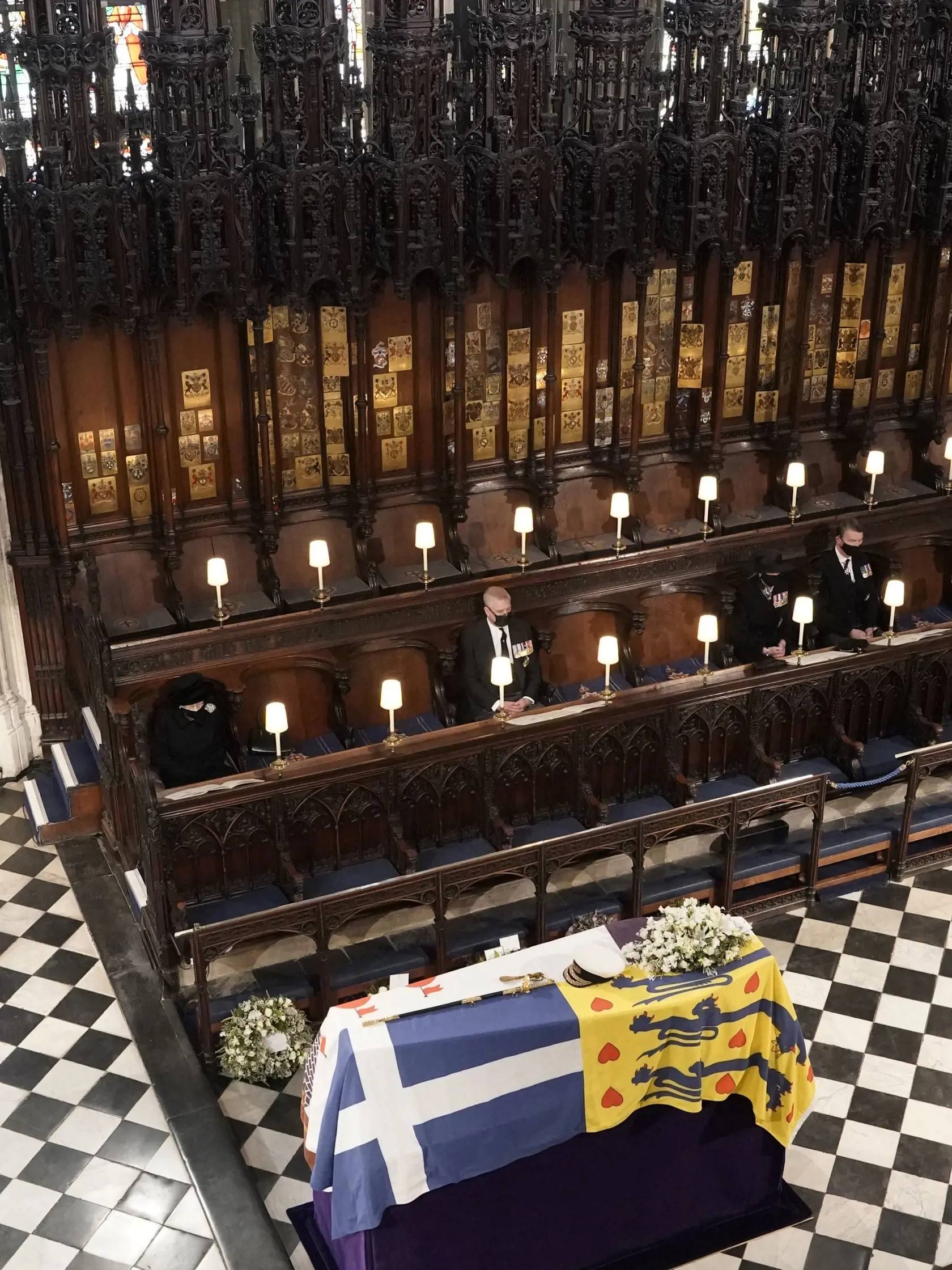 JB 68 Windsor - Britská kráľovná Alžbeta II. (vľavo), princ Andrew, princezná Anne a viceadmirál Timothy Laurence (vpravo) sedia neďaleko rakvy s telesnými pozostatkami britského princa Philipa v Kaplnke svätého Juraja počas pohrebu britského princa Philipa, manžela britskej kráľovnej Alžbety II., ktorý zomrel minulý piatok vo veku 99 rokov, v areáli Windsorského zámku vo Windsore 17. apríla 2021. Philipovo telo previezli zo súkromnej kaplnky pred vchod hradného areálu na špeciálne upravenom Lan