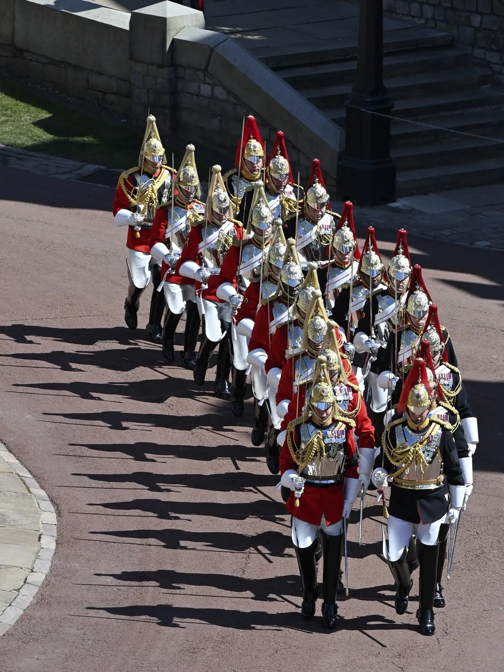 JB 52 Windsor - Uniformovaní vojaci pochodujú v areáli Windsorského zámku vo Windsore 17. apríla 2021 pred pohrebom britského princa Philipa, manžela britskej kráľovnej Alžbety II., ktorý zomrel minulý piatok vo veku 99 rokov. Pohreb sa uskutoční v sobotu popoludní v areáli Windsorského zámku, informovala v pondelok stanica BBC. Pohrebné obrady sa budú konať v tamojšej kaplnke svätého Juraja o 15.00 h miestneho času (16.00 h SELČ). Celý obrad sa uskutoční výlučne v areáli zámku, pričom tesne pre