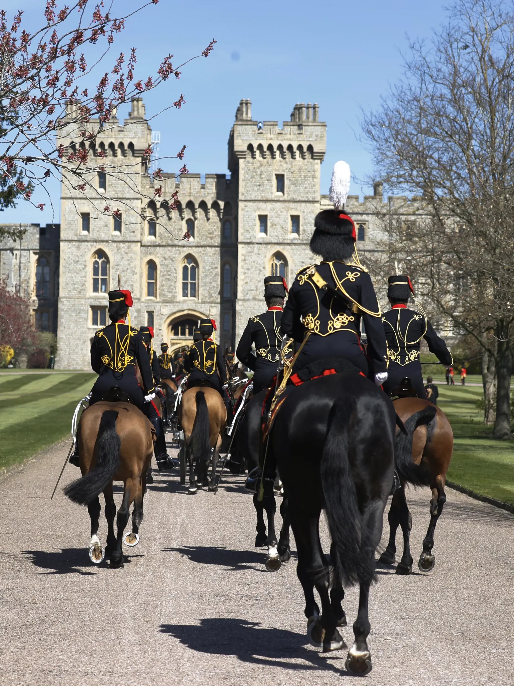 JB 43 Windsor - Členovia Kráľovského konského delostrelectva prichádzajú po chodníku Long Walk k Windsorskému zámku vo Windsore 17. apríla 2021 na pohreb britského princa Philipa, manžela britskej kráľovnej Alžbety II., ktorý zomrel minulý piatok vo veku 99 rokov. Pohreb sa uskutoční v sobotu popoludní v areáli Windsorského zámku, informovala v pondelok stanica BBC. Pohrebné obrady sa budú konať v tamojšej kaplnke svätého Juraja o 15.00 h miestneho času (16.00 h SELČ). Celý obrad sa uskutoční vý