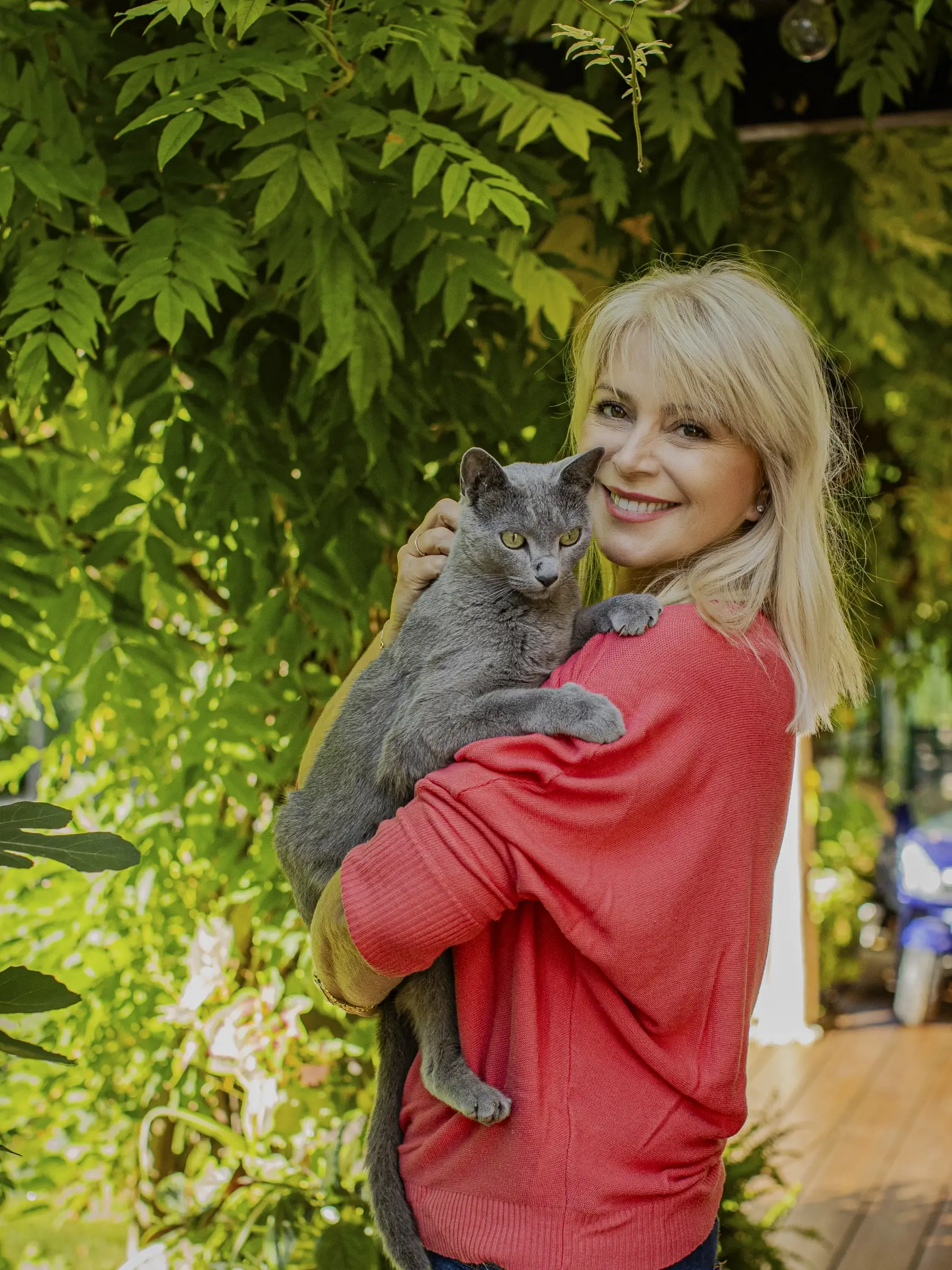 Na snímke slovenská herečka Zuzana Vačková pózuje so svojim kocúrom na záhrade rodinného domu v obci Chorvátsky Grob, kde žije so svojou rodinou.