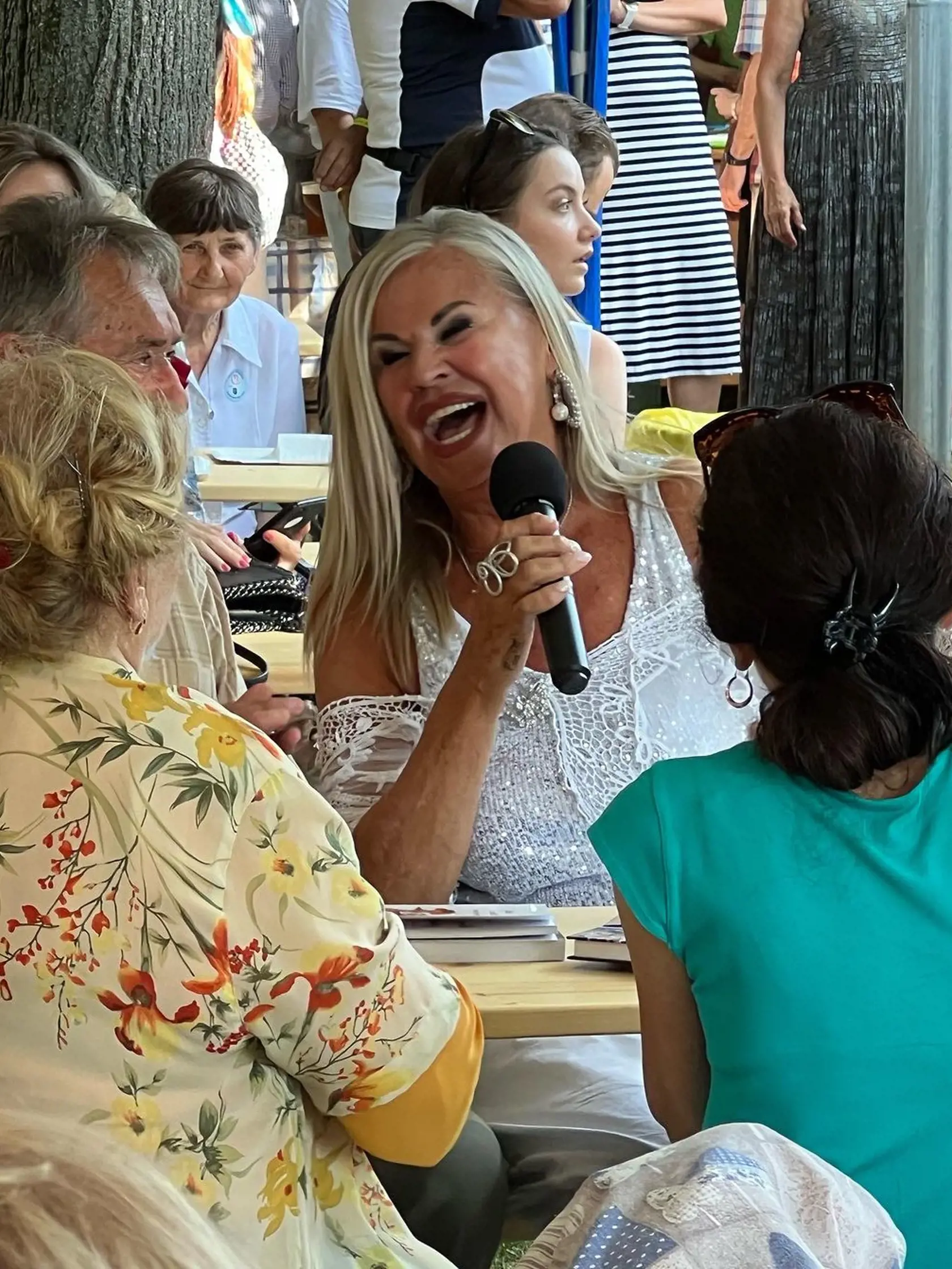 Energická Eva Máziková počas svojho vystúpenia.