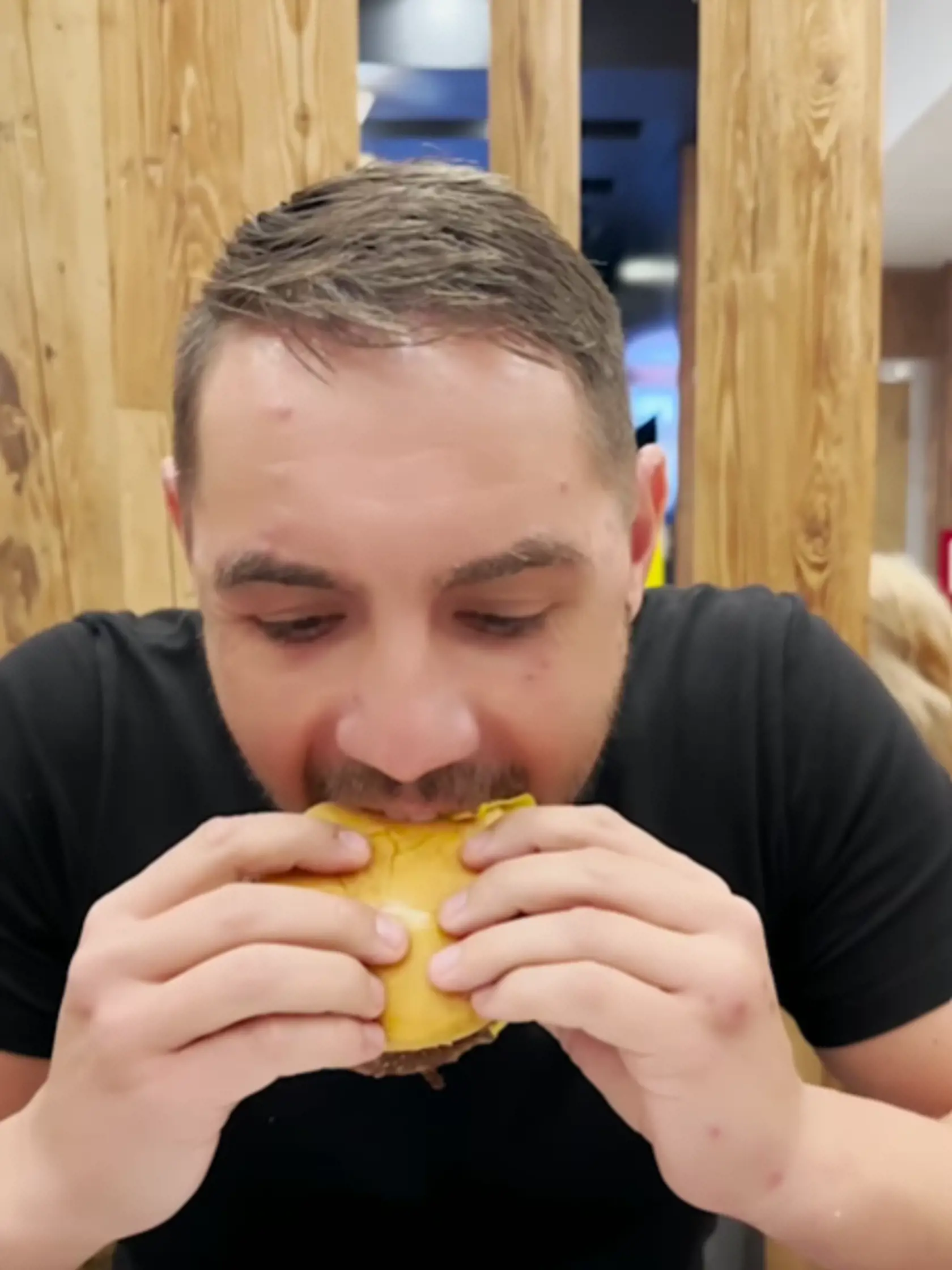 György Gyimesi si pochutnal aj na ruskom hamburgeri.