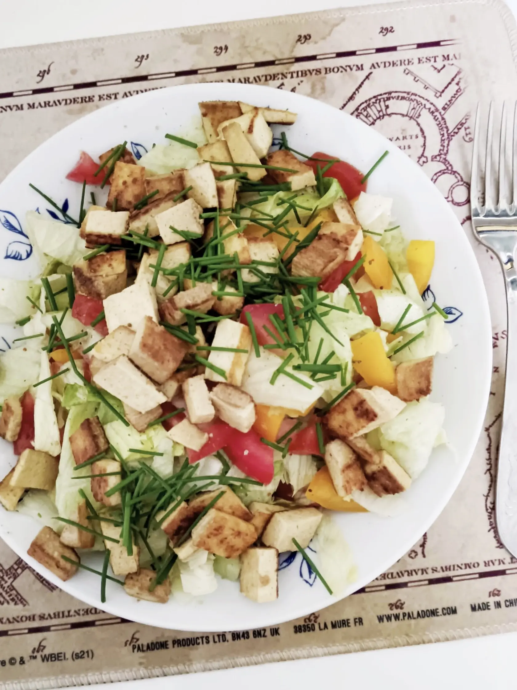 Aj takto sa stravujem. Je tam zelenina a tofu, vyzerá to pestro a je toho veľa. Určite vás to zasýti. Prijmete bielkovinu, ale nezaťažíte žalúdok. Rýchlo vám strávi.
