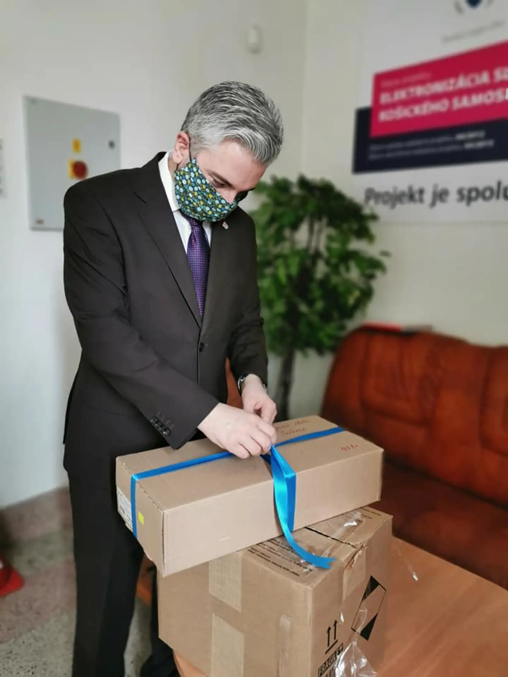 Rúška pre KSK šijú aj zamestnanci škôl a zariadení v správe župy.