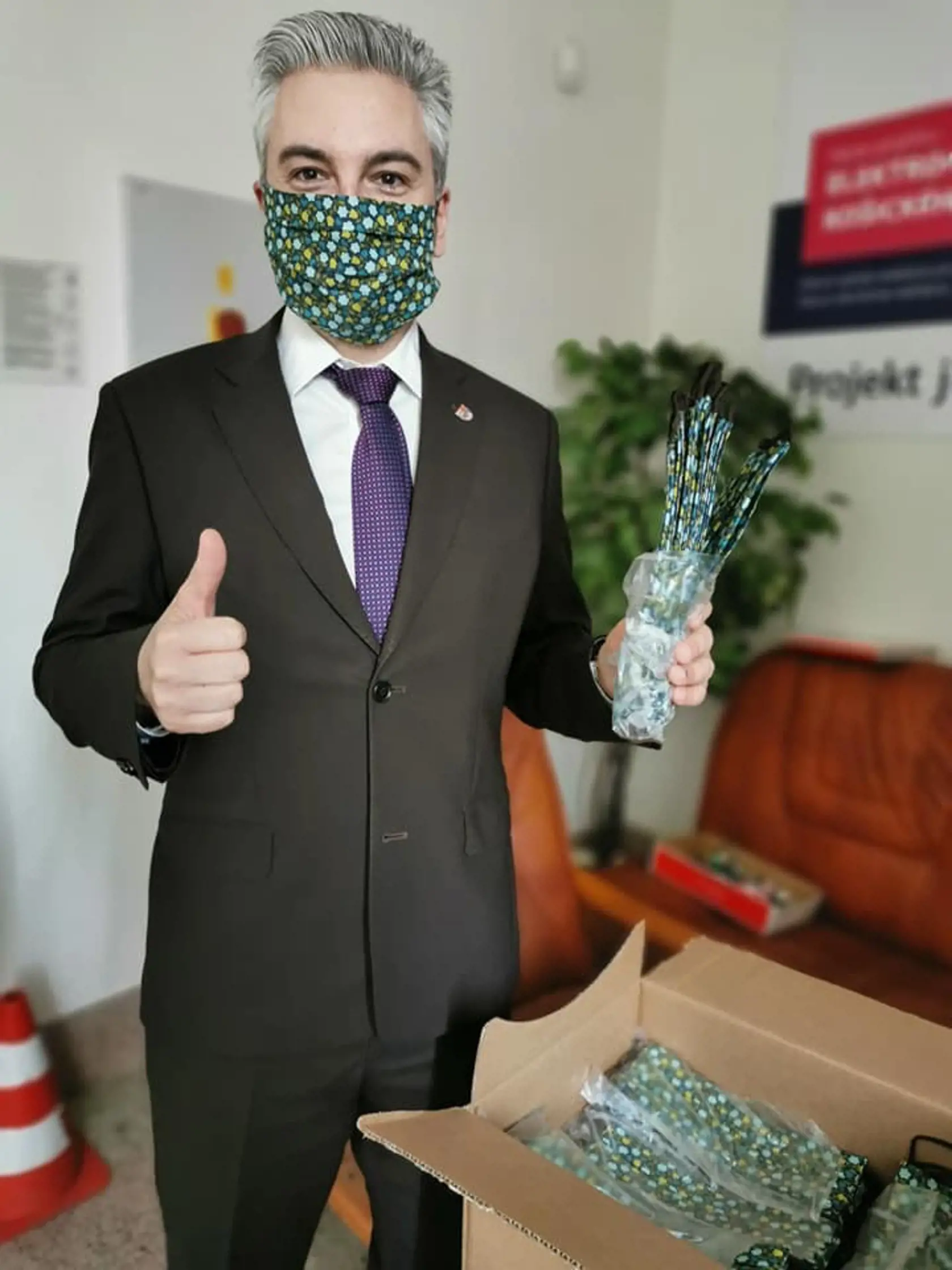 Rúška pre KSK šijú aj zamestnanci škôl a zariadení v správe župy.