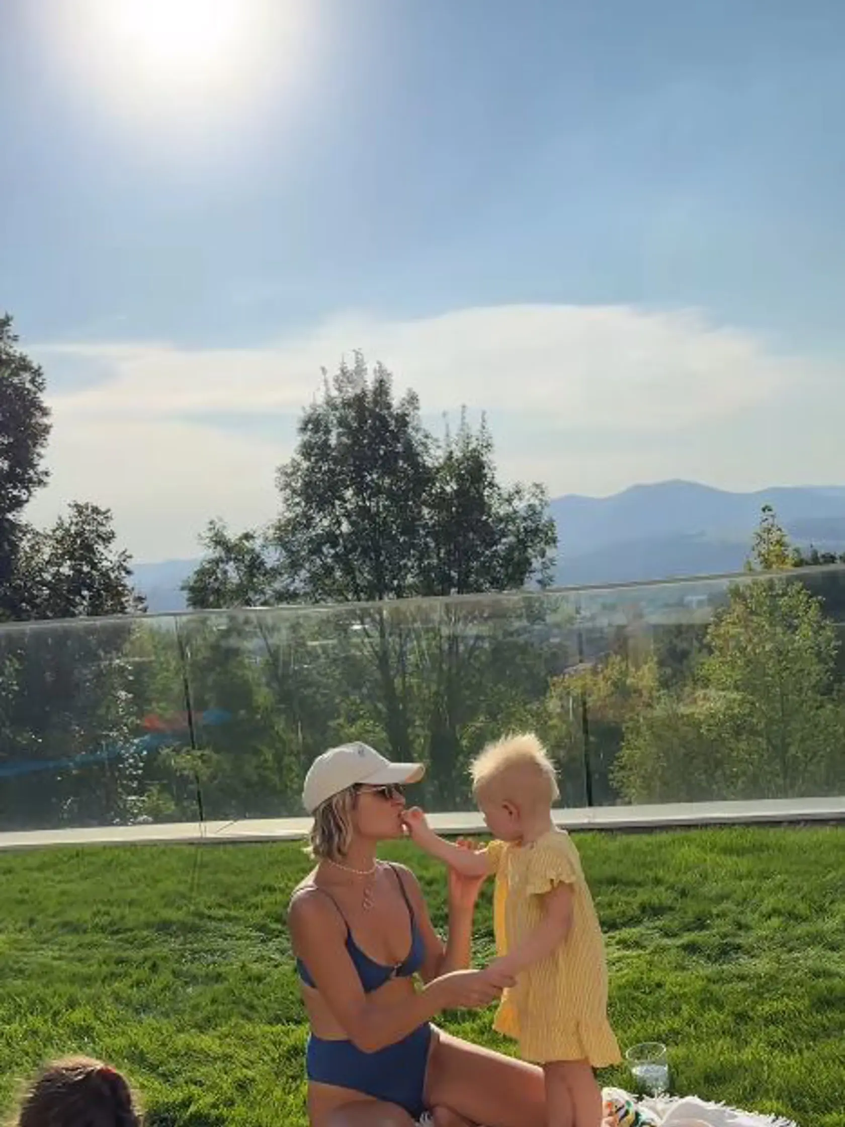 Ivana si užíva terasu s výhľadom plnými dúškami.