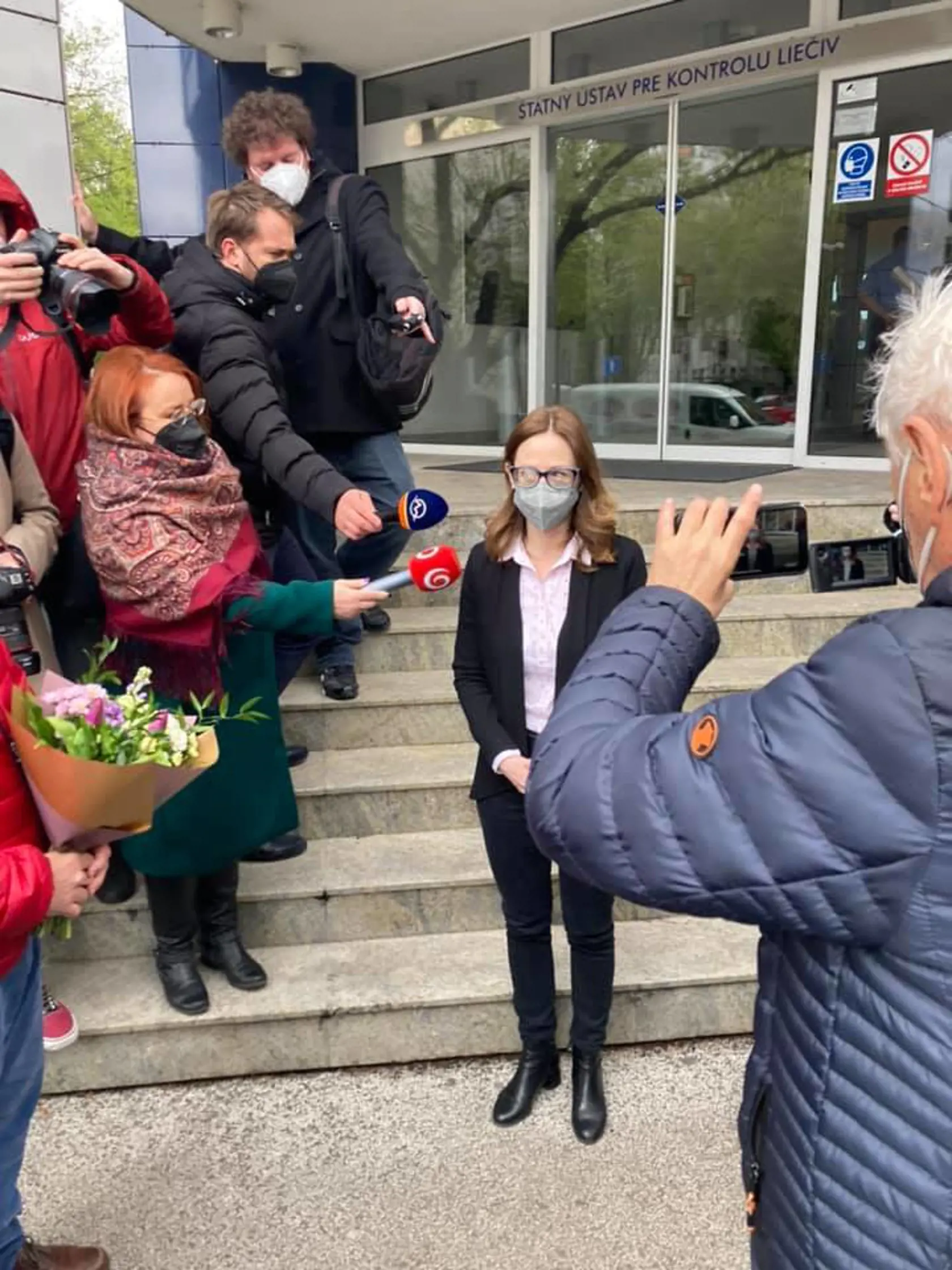 Šéfka Štátneho ústavu pre kontrolu liečiv Zuzana Baťová zažila v piatok v práci šok. Pred ŠÚKL sa zhromaždilo niekoľko desiatok ľudí, aby jej vyjadrili podporu v kauze Sputnik V. Baťová čelí kvôli tejto téme útokom zo strany ministra financií Igora Matoviča a rôznym hejterom.