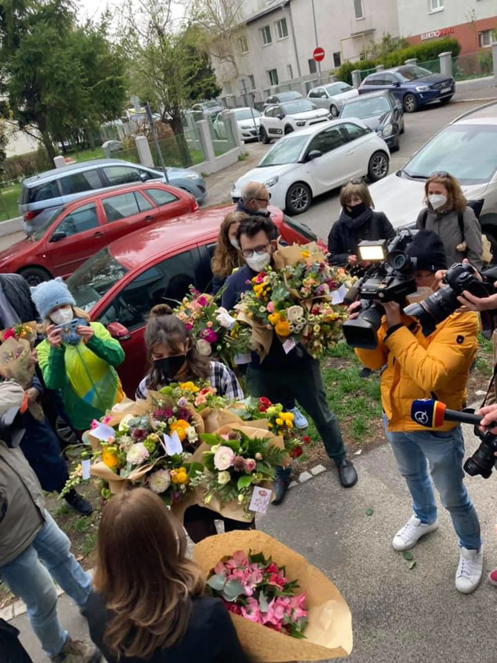 Šéfka Štátneho ústavu pre kontrolu liečiv Zuzana Baťová zažila v piatok v práci šok. Pred ŠÚKL sa zhromaždilo niekoľko desiatok ľudí, aby jej vyjadrili podporu v kauze Sputnik V. Baťová čelí kvôli tejto téme útokom zo strany ministra financií Igora Matoviča a rôznym hejterom.