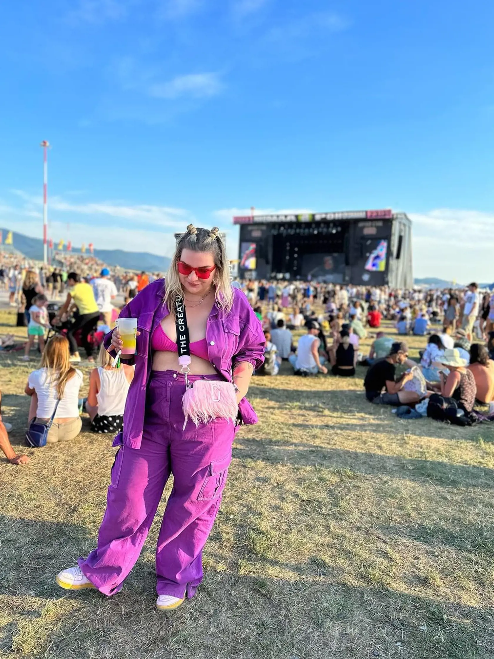 Simona Salátová na festivale v úžasnom outfite.