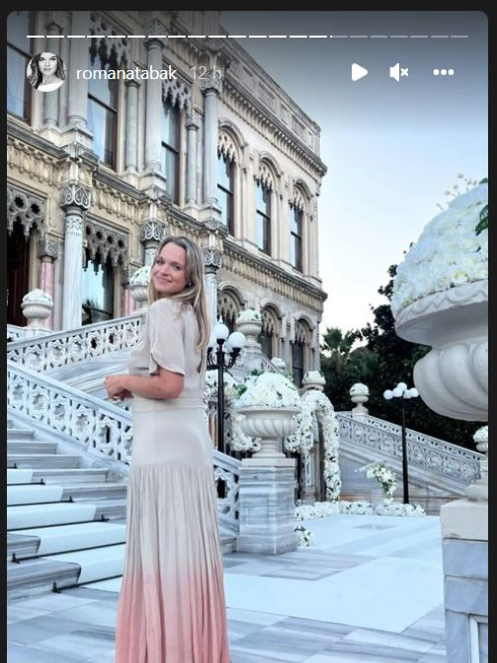 Romana Tabák si odskočila na svadbu do Turecka. Svojim followeorm na instagrame ukázala zábery z emotívneho obradu, ale aj z bujarej nočnej zábavy.