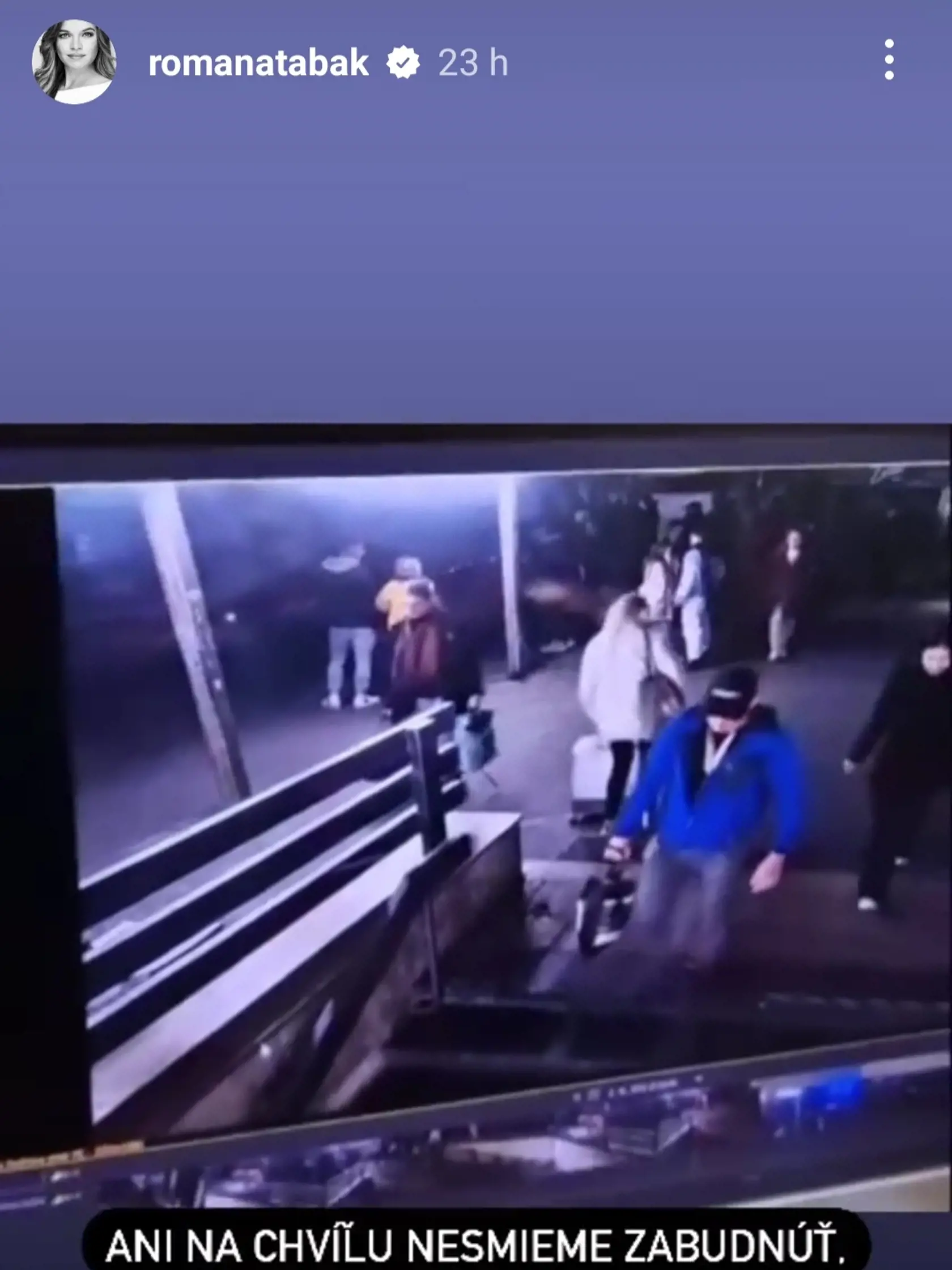 Ani bývalá tenistka a teraz kontroverzná politička Romana Tabák nezabudla na mladé obete, ktoré zomreli na MHD zastávke na Zochovej. Takýmto spôsobom si ich uctila na Instagrame.
