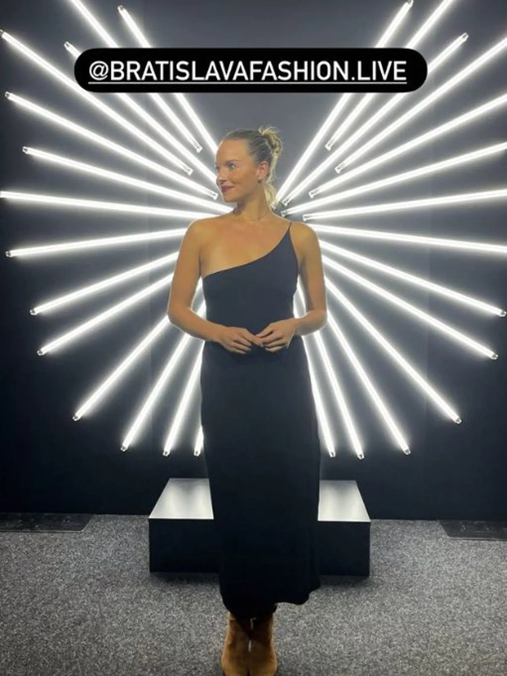 Druhý deň módnej šou Fashion LIVE! v Bratislave. Na snímke poslankyňa Romana Tabák, ktorá sa prvýkrát od bitky s Janou Bittó Cigánikovou objavila v spoločnosti.