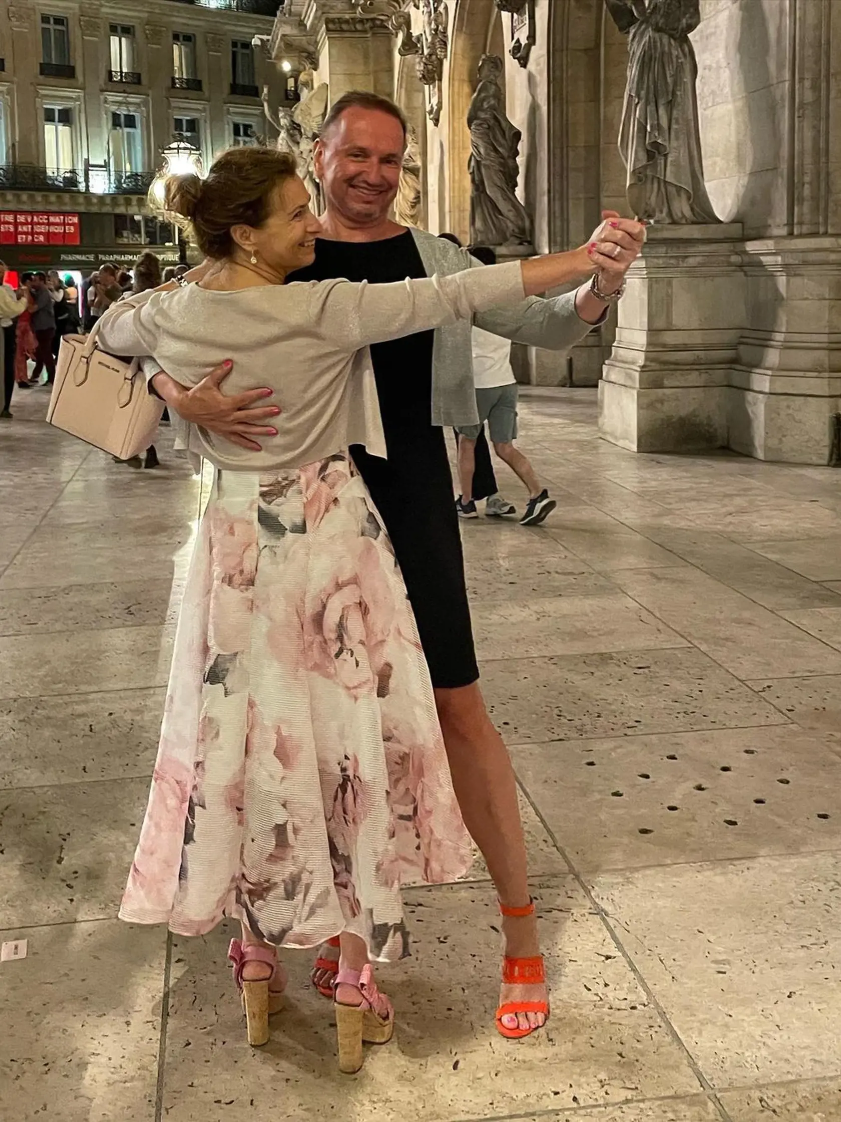 Už niekoľko rokoch chodí Vlastimil Černí oblečení vo výhradne ženských šatách. Na svoje začiatky síce nespomína veľmi pozitívne no časom sa mu to stalo prirodzeným a okrem sukieň, šiat a podpätkoch nosí aj nalakované nechty či rôzne doplnky.