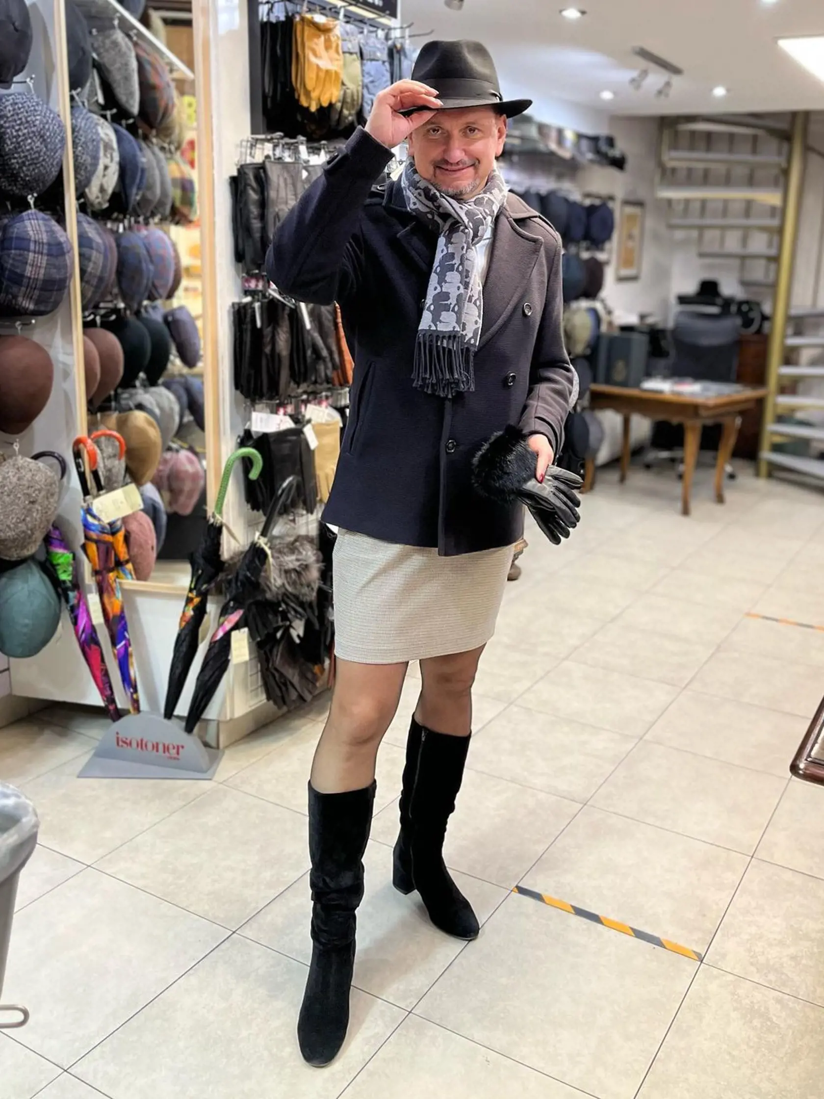 Manželia Vlastimil (54) a Michaela (50) Černí sú pár, ktorí na ulici neprehliadnete. Vždy elegantný, v dokonale zladenom outfite. Pozornosť však na sebe strháva hlavne Vlastimil, ktorý bežne nosí šaty, sukne, podpätky i nalakované nechty. Je totiž mužom, ktorý miluje ženské oblečenie.