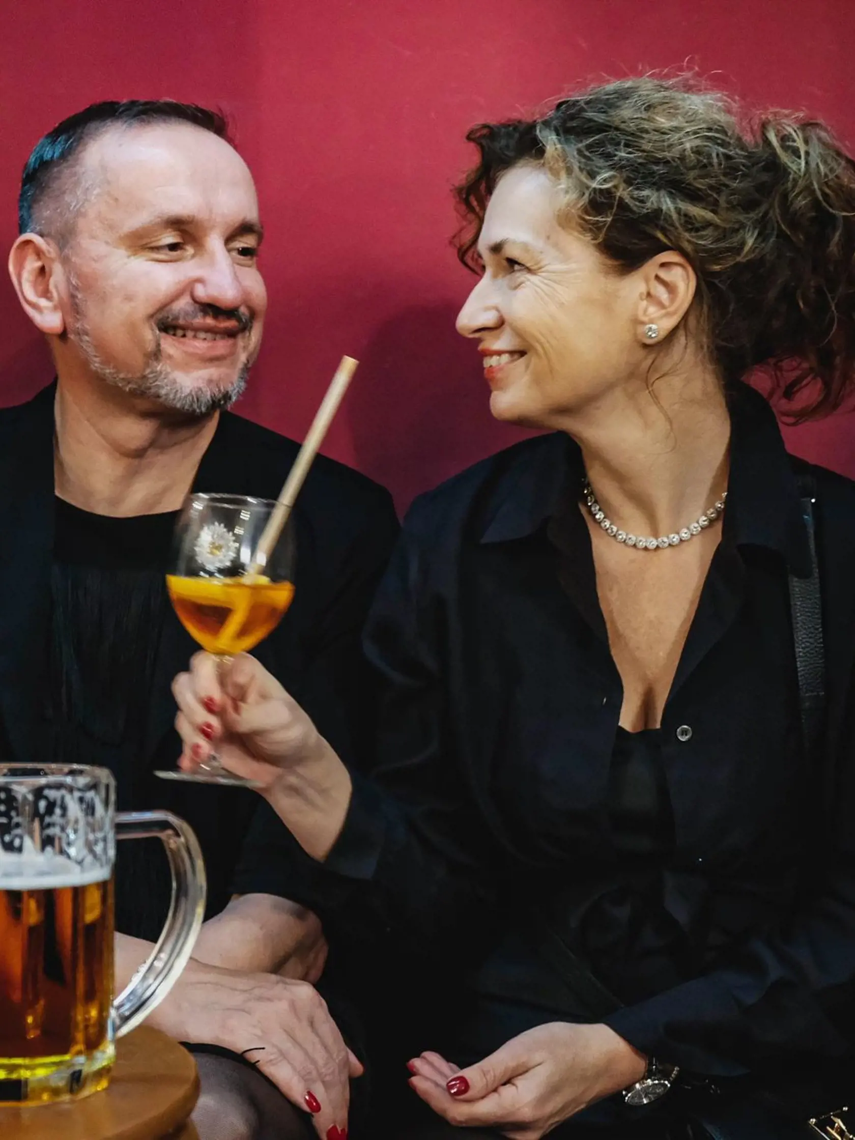 Manželia Vlastimil (54) a Michaela (50) Černí sú pár, ktorí na ulici neprehliadnete. Vždy elegantný, v dokonale zladenom outfite. Pozornosť však na sebe strháva hlavne Vlastimil, ktorý bežne nosí šaty, sukne, podpätky i nalakované nechty. Je totiž mužom, ktorý miluje ženské oblečenie.