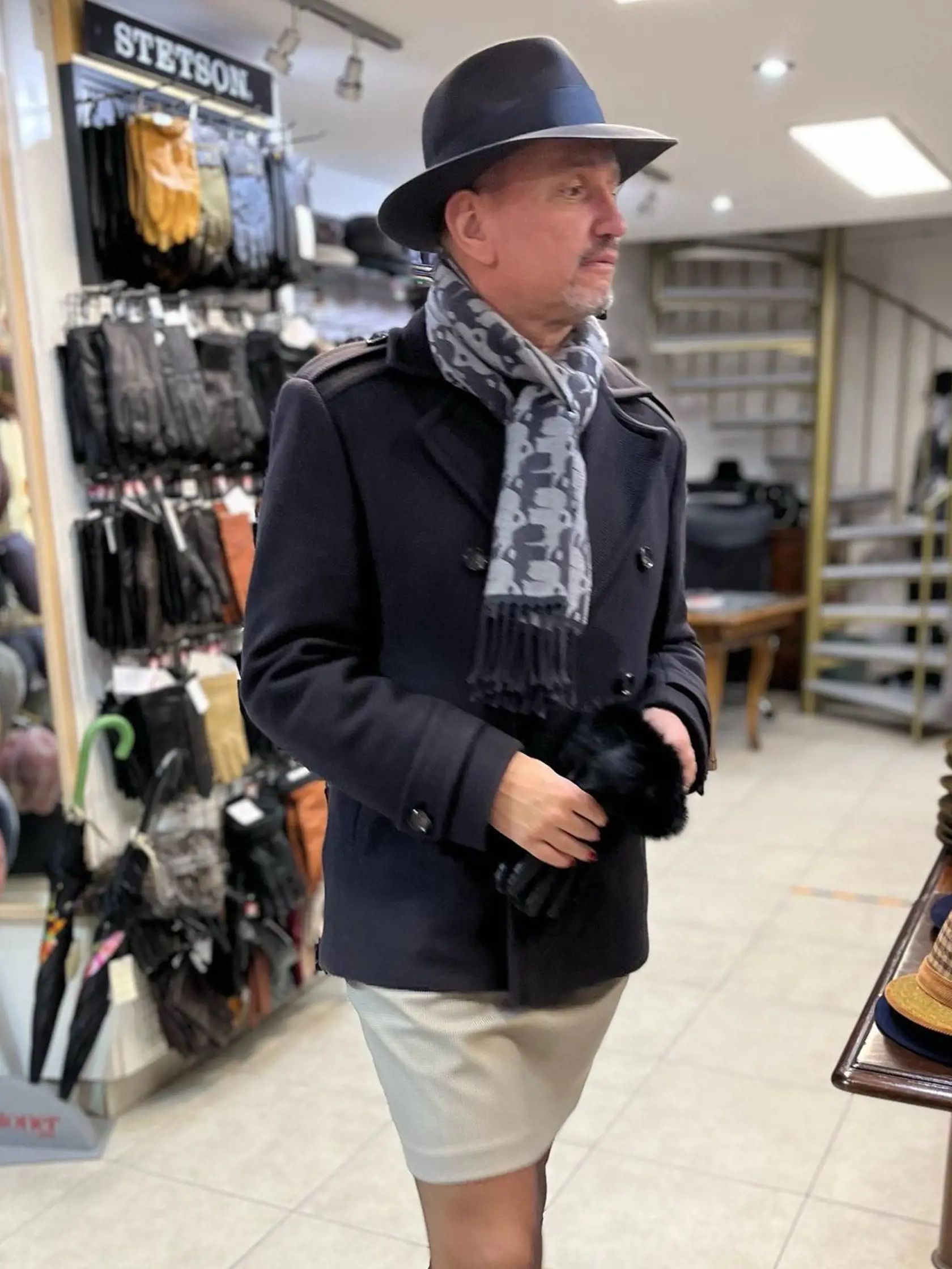 Manželia Vlastimil (54) a Michaela (50) Černí sú pár, ktorí na ulici neprehliadnete. Vždy elegantný, v dokonale zladenom outfite. Pozornosť však na sebe strháva hlavne Vlastimil, ktorý bežne nosí šaty, sukne, podpätky i nalakované nechty. Je totiž mužom, ktorý miluje ženské oblečenie.