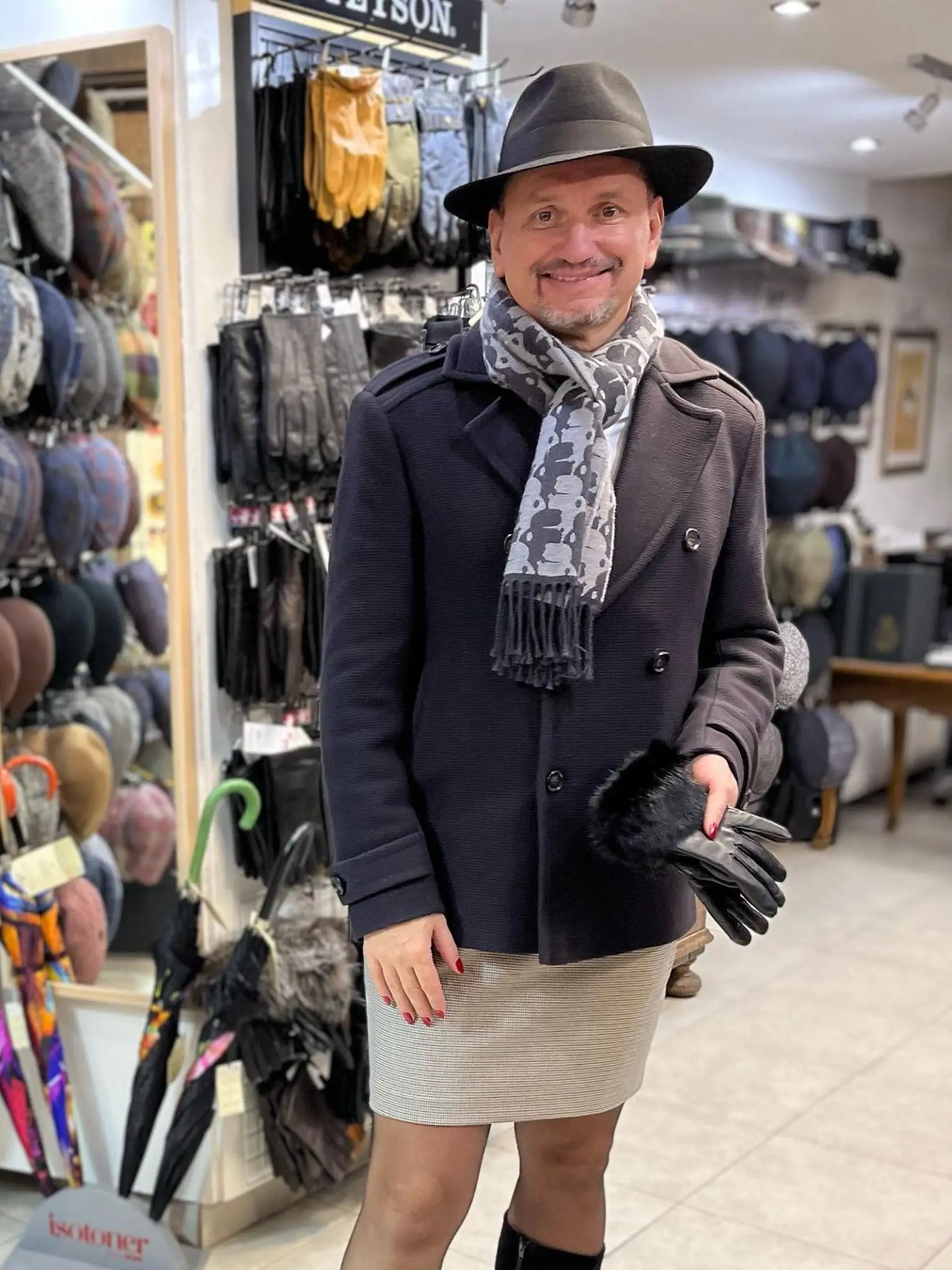 Manželia Vlastimil (54) a Michaela (50) Černí sú pár, ktorí na ulici neprehliadnete. Vždy elegantný, v dokonale zladenom outfite. Pozornosť však na sebe strháva hlavne Vlastimil, ktorý bežne nosí šaty, sukne, podpätky i nalakované nechty. Je totiž mužom, ktorý miluje ženské oblečenie.
