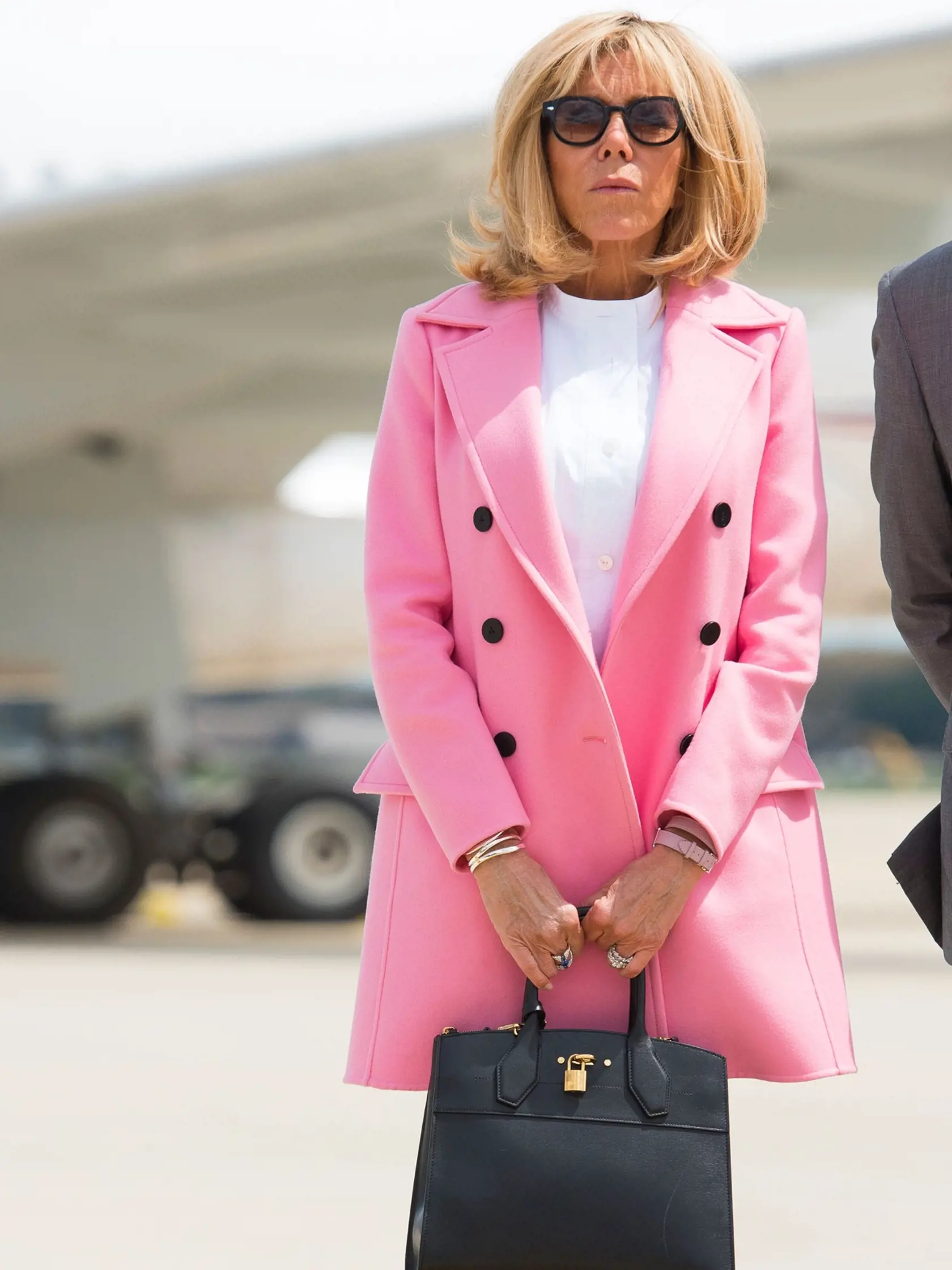 Brigitte Macron s kabelkou Louis Vuitton City Steamer PM
