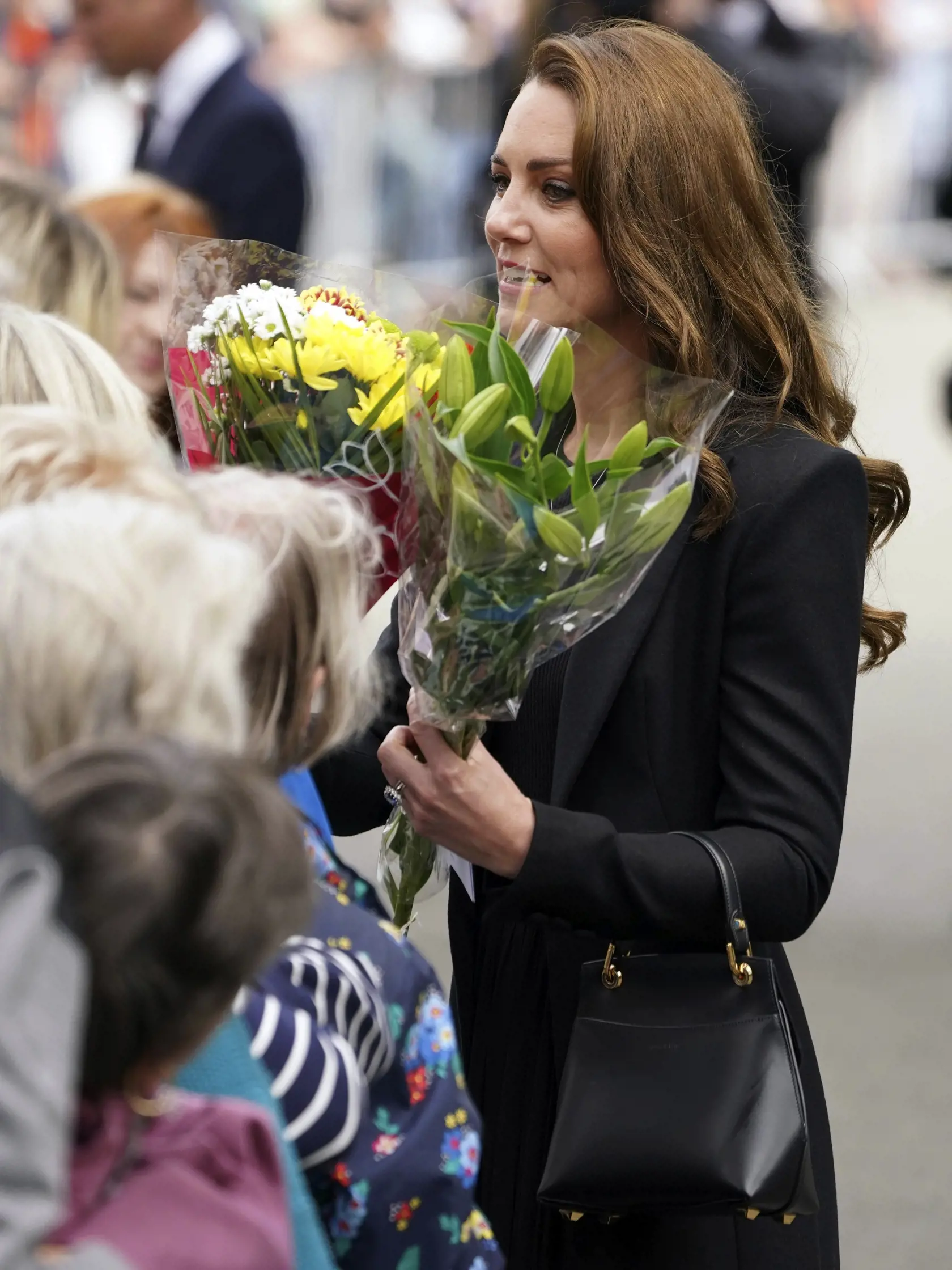 PK 39 Norfolk - Na snímke britská princezná Kate sa zhovára s ľudmi po obhliadnutí kytíc na pamiatku zosnulej britskej kráľovnej Alžbety II. pred sídlom Sandringham House v anglickom grófstve Norfolk 15. septembra 2022. FOTO TASR/AP

Britain's Prince William and the Princess of Wales speak to members of the public as they visit to view floral tributes to late Queen Elizabeth II left by members of the public at the gates of Sandringham House in Norfolk, Thursday Sept. 15, 2022. (Joe Giddens/PA vi