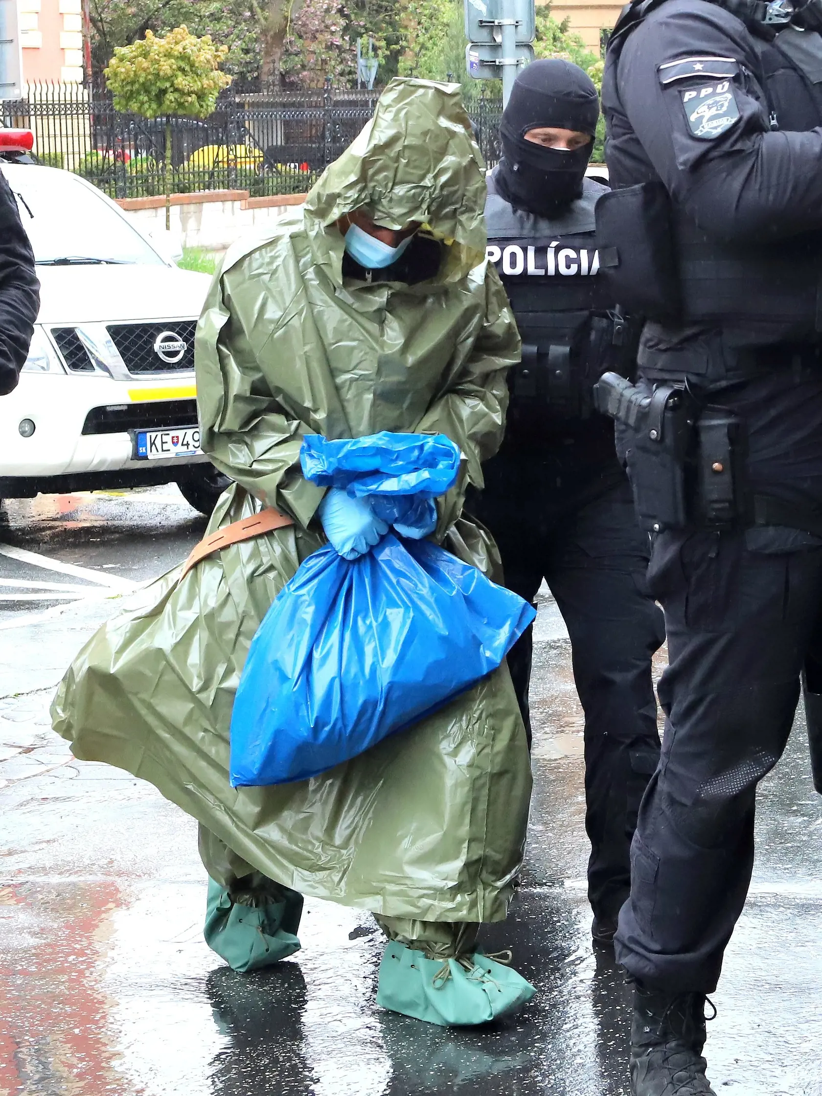 Na snímke eskorta privádza Erika K. na Špecializovaný trestný súd (ŠTS) v Banskej Bystrici, ktorý bude rozhodovať o väzbe v kauze úkladnej vraždy v Krompachoch. Obvinený muž bol zadržaný v stredu 29. apríla v Krompachoch (okres Spišská Nová Ves) počas akcie s názvom Kamiben (Láska). V Banskej Bystrici 1. mája 2020. FOTO TASR - Ján Krošlák