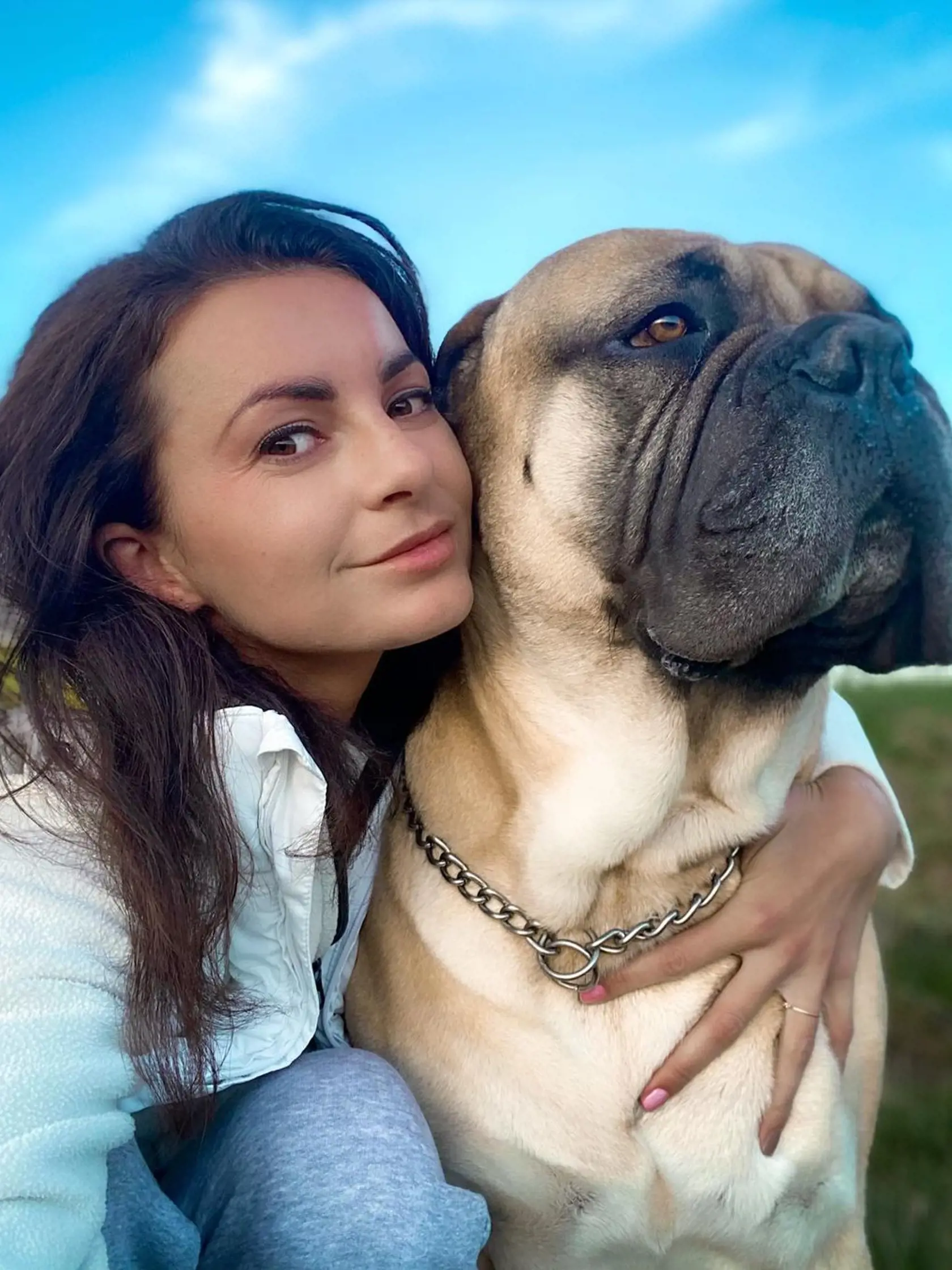 Lašák už niekoľko rokov žije s krásnou Romanou Kopeckou. Podľa tipu od čitateľa teraz pred grafickou dizajnérkou pokľakol a požiadal ju o ruku.
