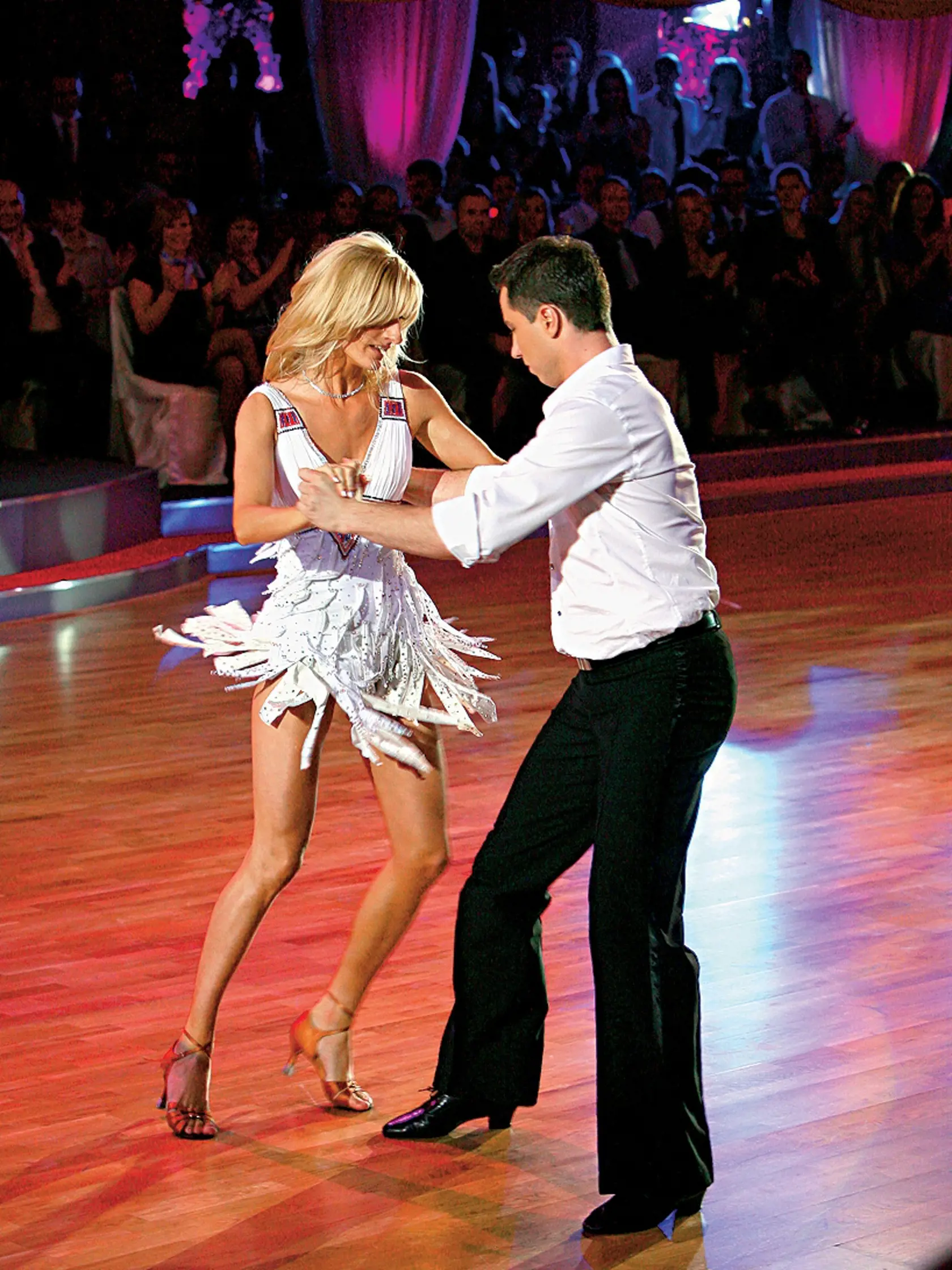 Moderátorka Adela Banášová, tanečník Peter Modrovský, tanečná súťaž Let' s dance.