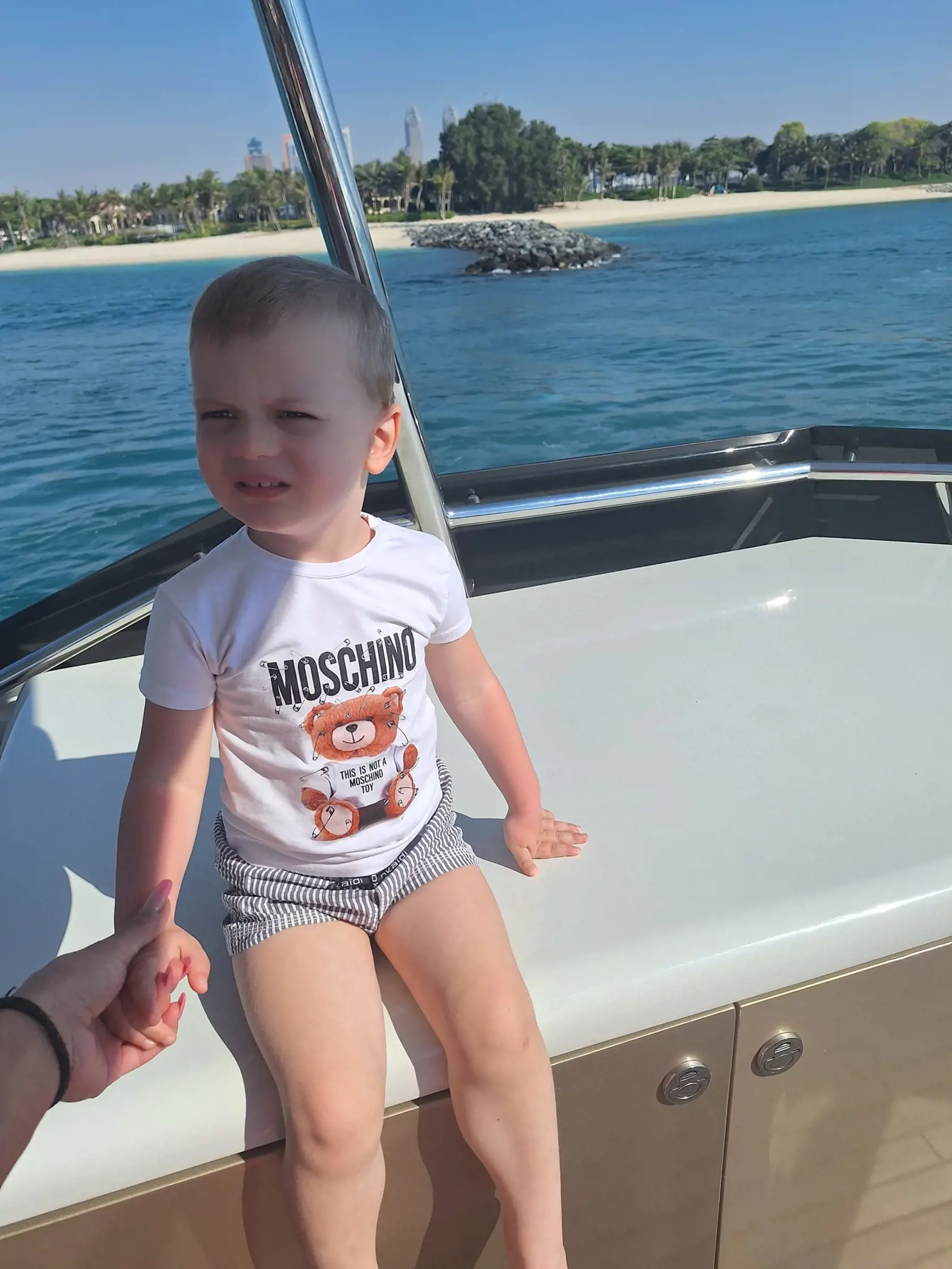 Sexi mamina Mirka Jakubisová sa pochválila fotkami z exotického Dubaja, kde odletela spolu so synom Markusom (3), dvomi dcérami z predchádzajúceho vzťahu, a spoločnosť im robil aj predseda parlamentu Kollár.