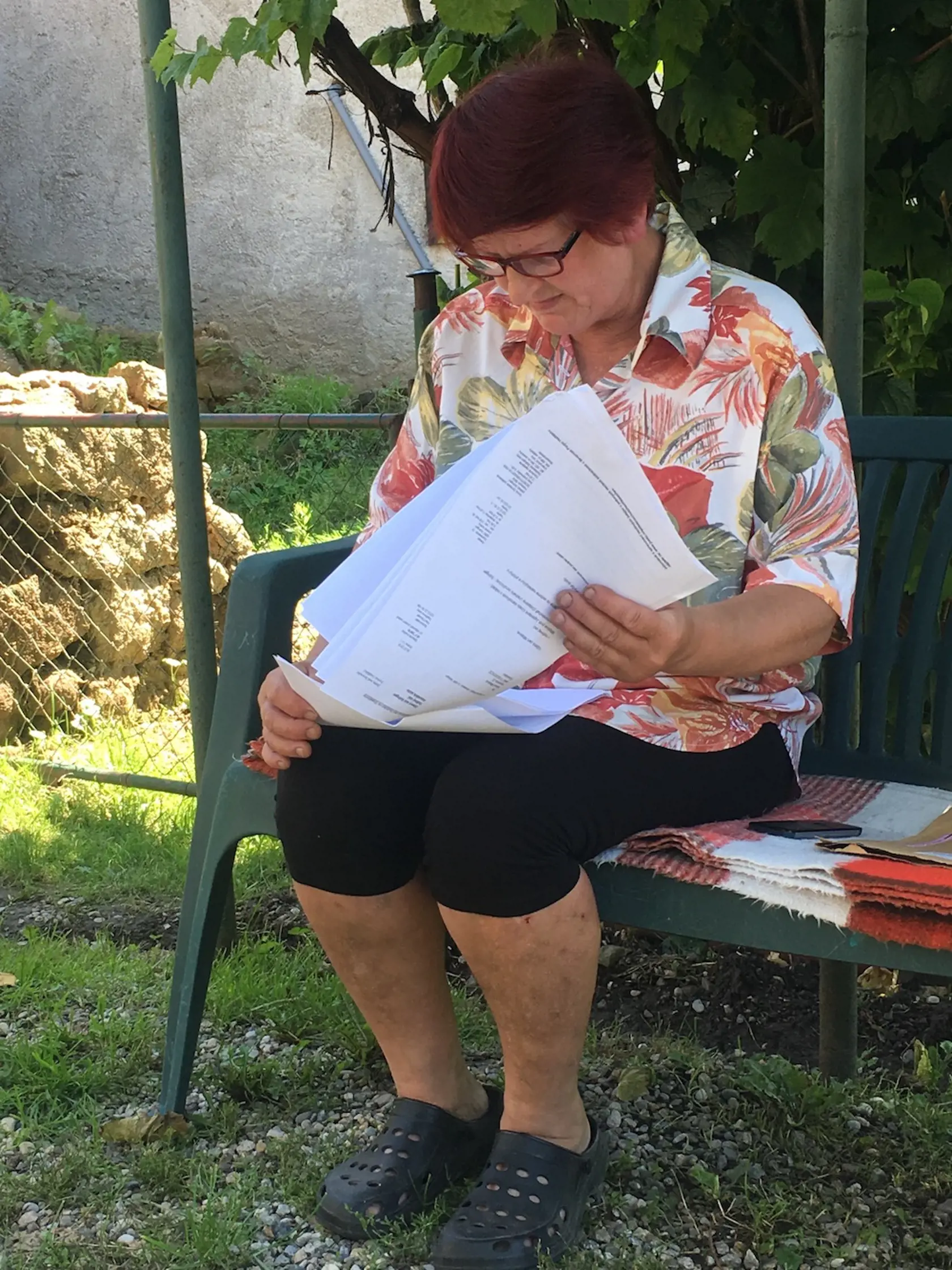 Viera si dookola číta list zo súdu.