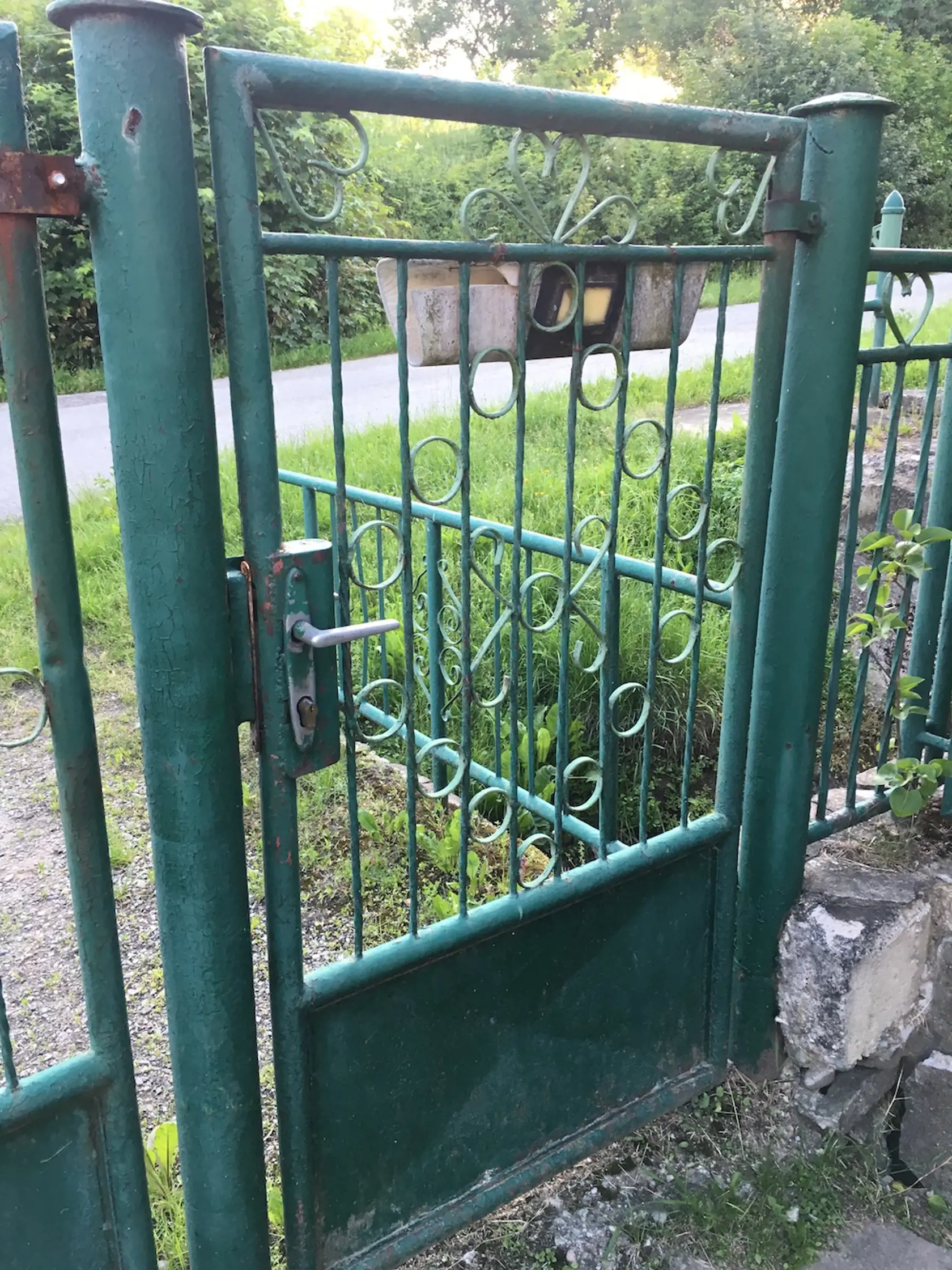 Bránka, cez ktorú vyšla Veronika naposledy vo svojom živote k svojmu vrahovi zamkli a odvtedy ju neotvorili. Prechádzajú cez veľkú bránu.