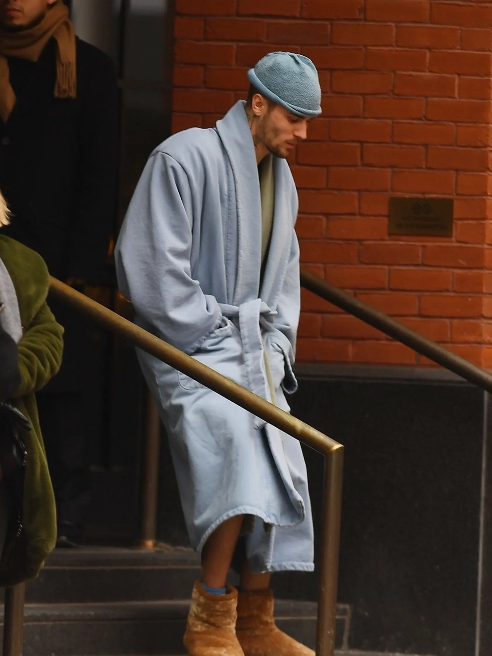 Justin Bieber sa vybral na prechádzku v župane, fanúšikovia majú o neho strach.