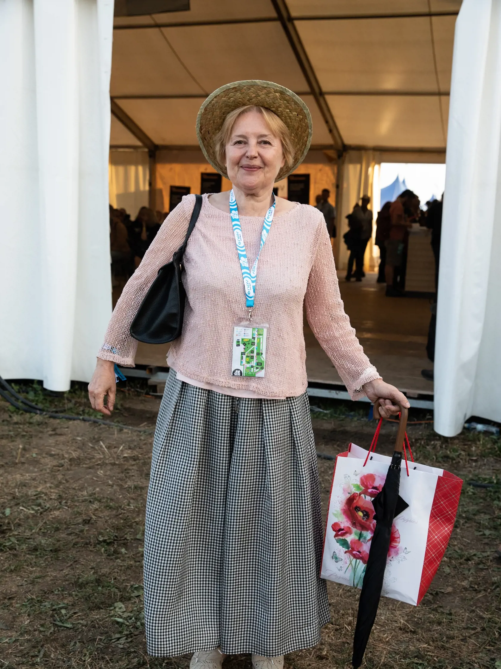 Magda Vášáryová (70): Vášáryová stavila na jednoduchosť a hlavne na to, aby sa cítila pohodlne. Zvolila preto dlhú sukňu, svetrík a outfit ozvláštnila klobúkom, ktorý k letu určite patrí.