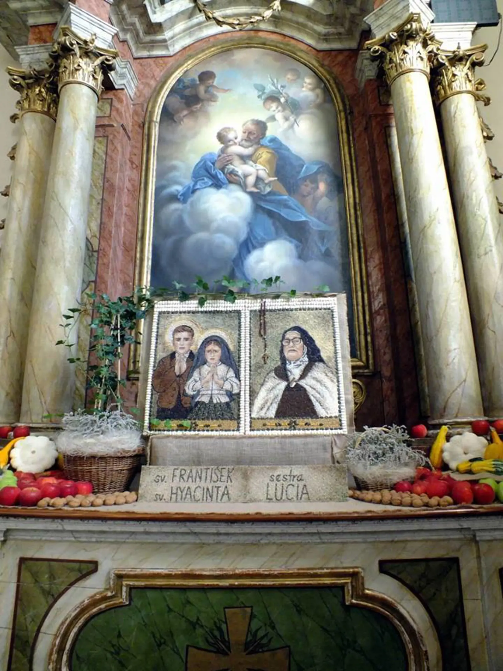 Tohtoročná výzdoba novobanského kostola je inšpirovaná Fatimským odkazom.  