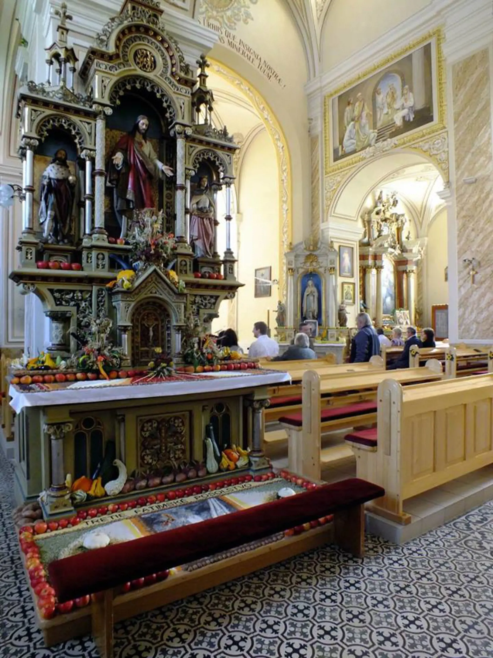 Tohtoročná výzdoba novobanského kostola je inšpirovaná Fatimským odkazom.  