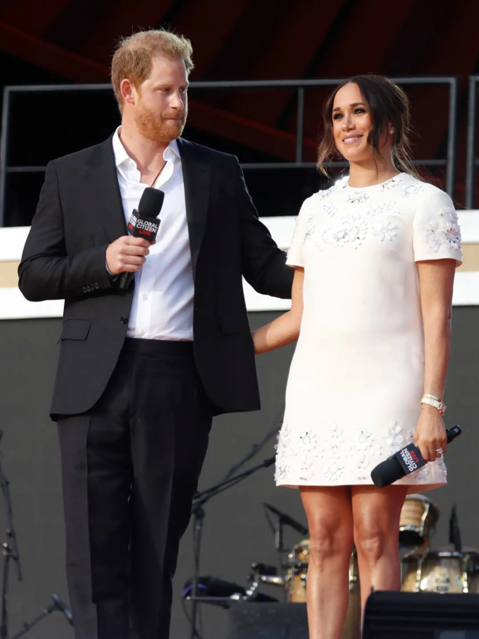 Meghan Markle v Áčkových šatách, ktoré jej dodali dievčenský vzhľad.