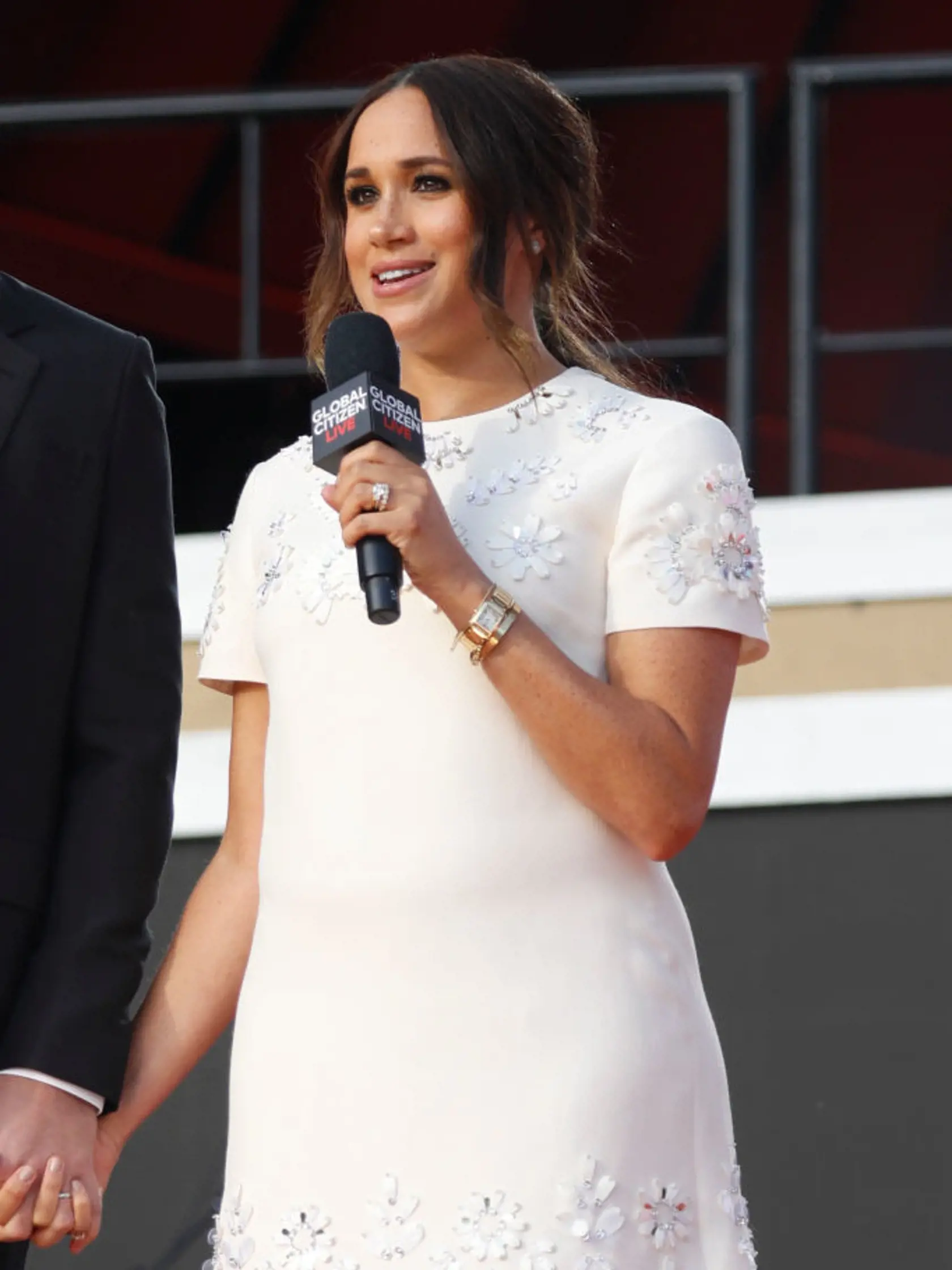 Princ Harry and Meghan Markle na Global Citizen. Meghan v bielych šatách Áčkového strihu pôsobila dievčensky.