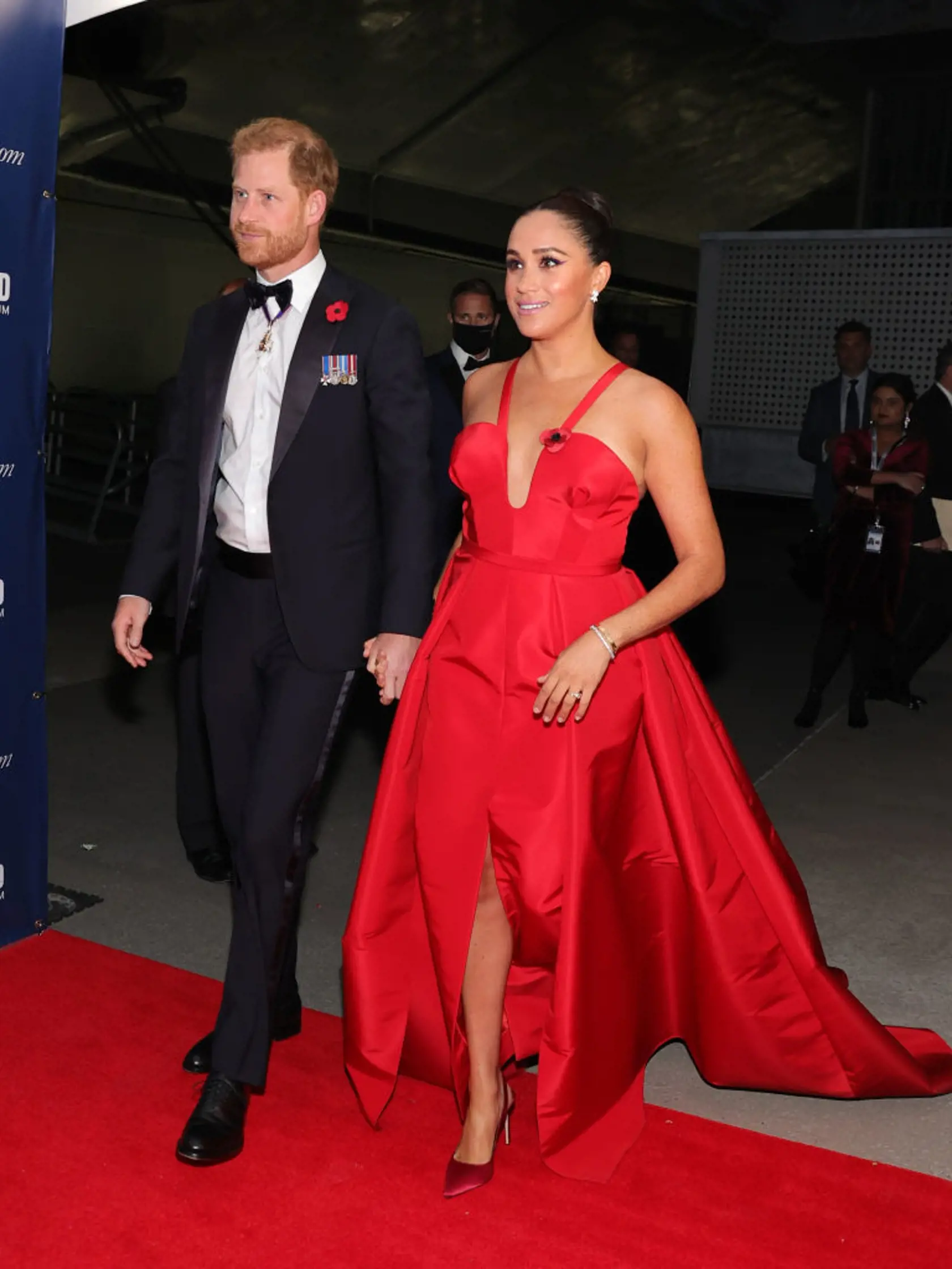 Meghan Markle pútala pohľady v ohnivo červených šatách.