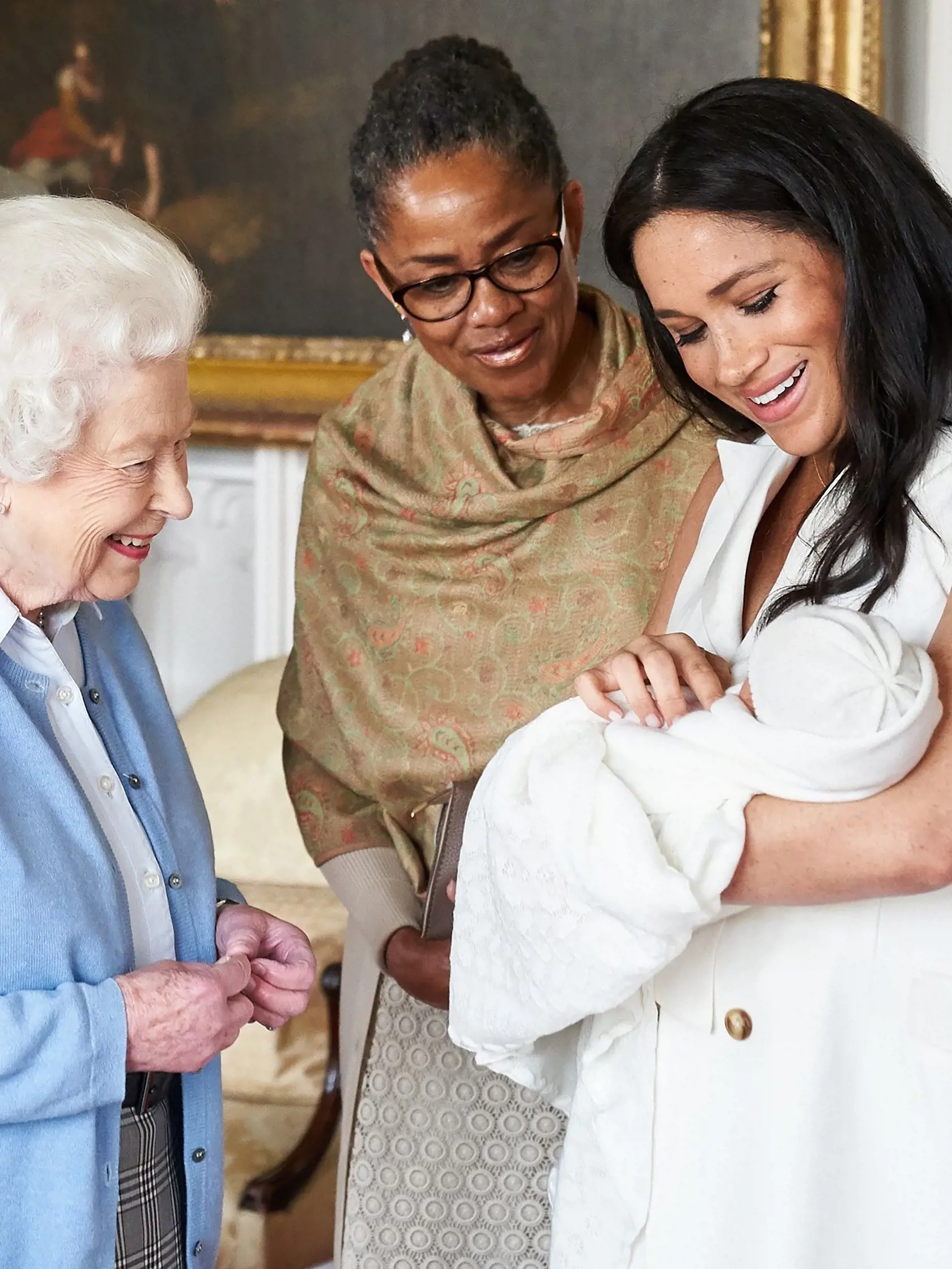 Kráľovná Alžbeta už Harrymu a Meghan pogratulovala.
