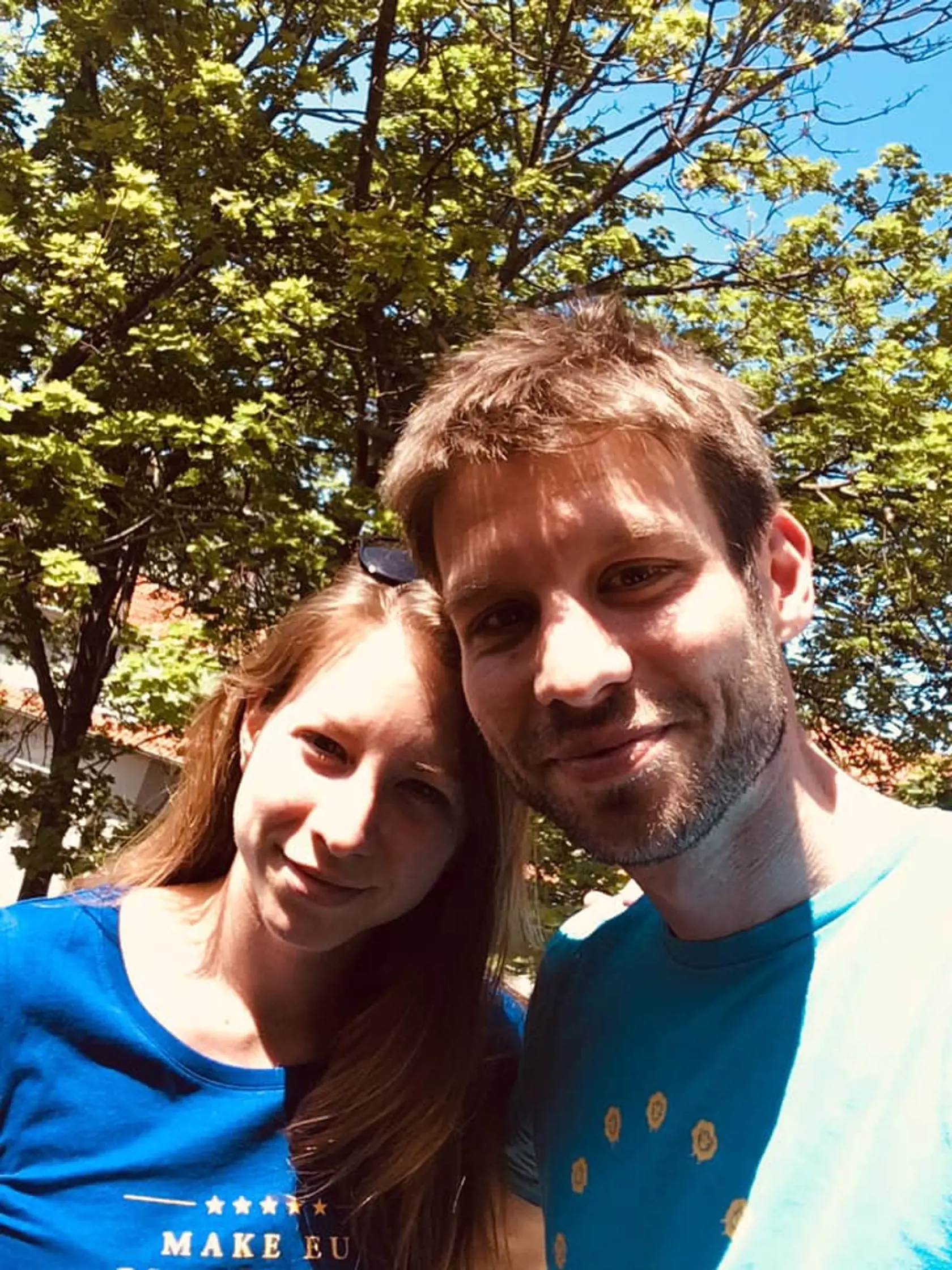 Michal Šimečka so svojou sestrou Júliou Šimečkovou n aspoločnej fotke z roku 2019. „Mišovi včera skončila kampaň, a ja by som chcela ešte naposledy všetkých poprosiť, aby zajtra išli voliť, lebo on spraví všetko preto, aby sme žili v slobode aj naďalej," napísala Šimečkova sestra 24. máj 2019 na svojej facebookovej stránke, kde bola naposledy aktívna v júli 2022.