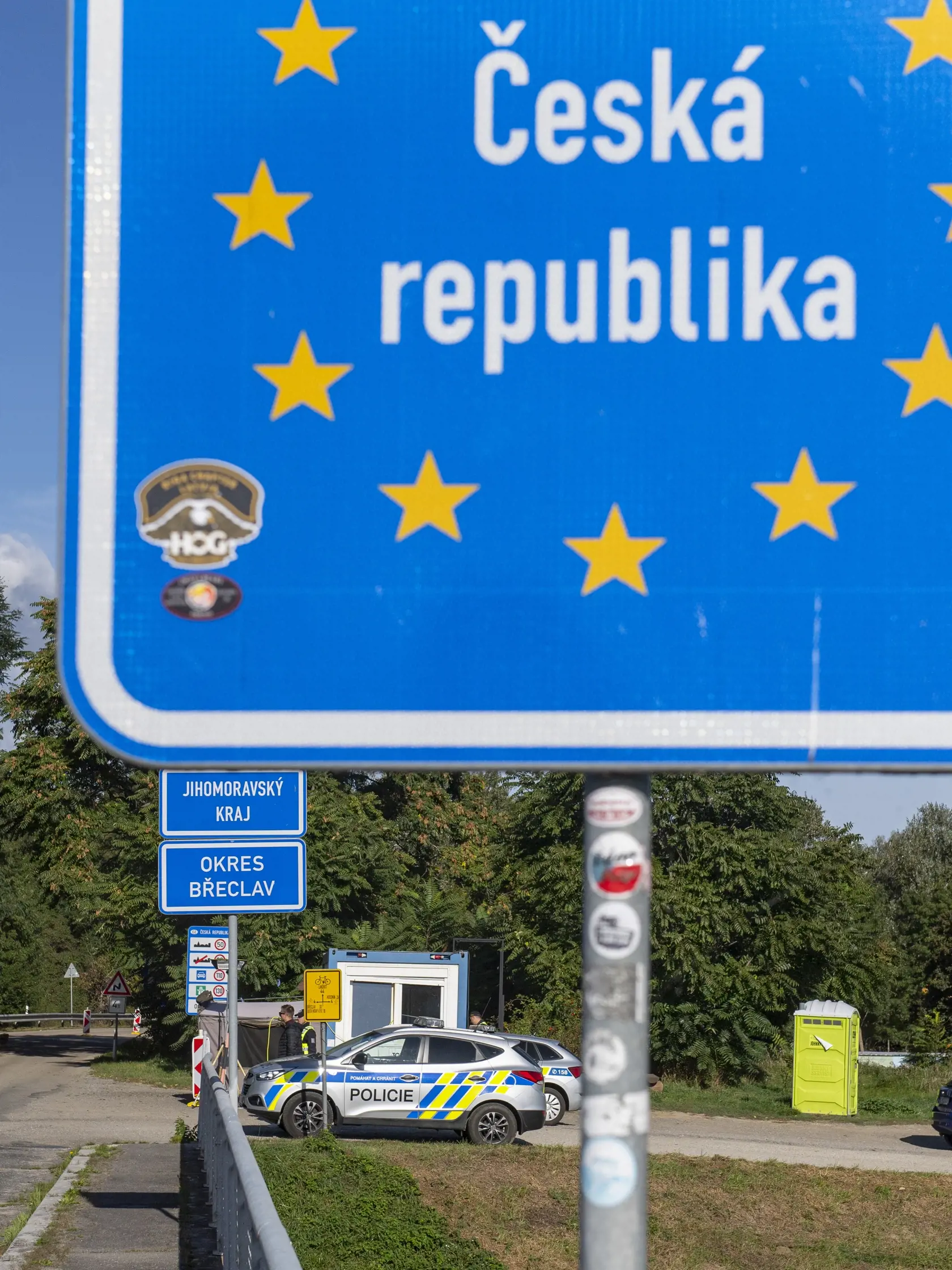 Na snímke tabuľa s nápisom česká republika sa nachádza na česko-slovenskej hranici pri meste Lanžhot v stredu 4. októbra 2023. Česko zaviedlo od polnoci z utorka na stredu náhodné kontroly po celej dĺžke hranice so SR. Vláda chce takto bojovať proti prevádzačom a nelegálnej migrácii. Kontroly na hraniciach so Slovenskom zaviedlo v rovnakom čase aj Poľsko a Rakúsko. Platiť by mali do 13. októbra, ich prípadné predĺženie bude podľa českej vlády závisieť od aktuálnej situácie. FOTO TASR - Michal Sv